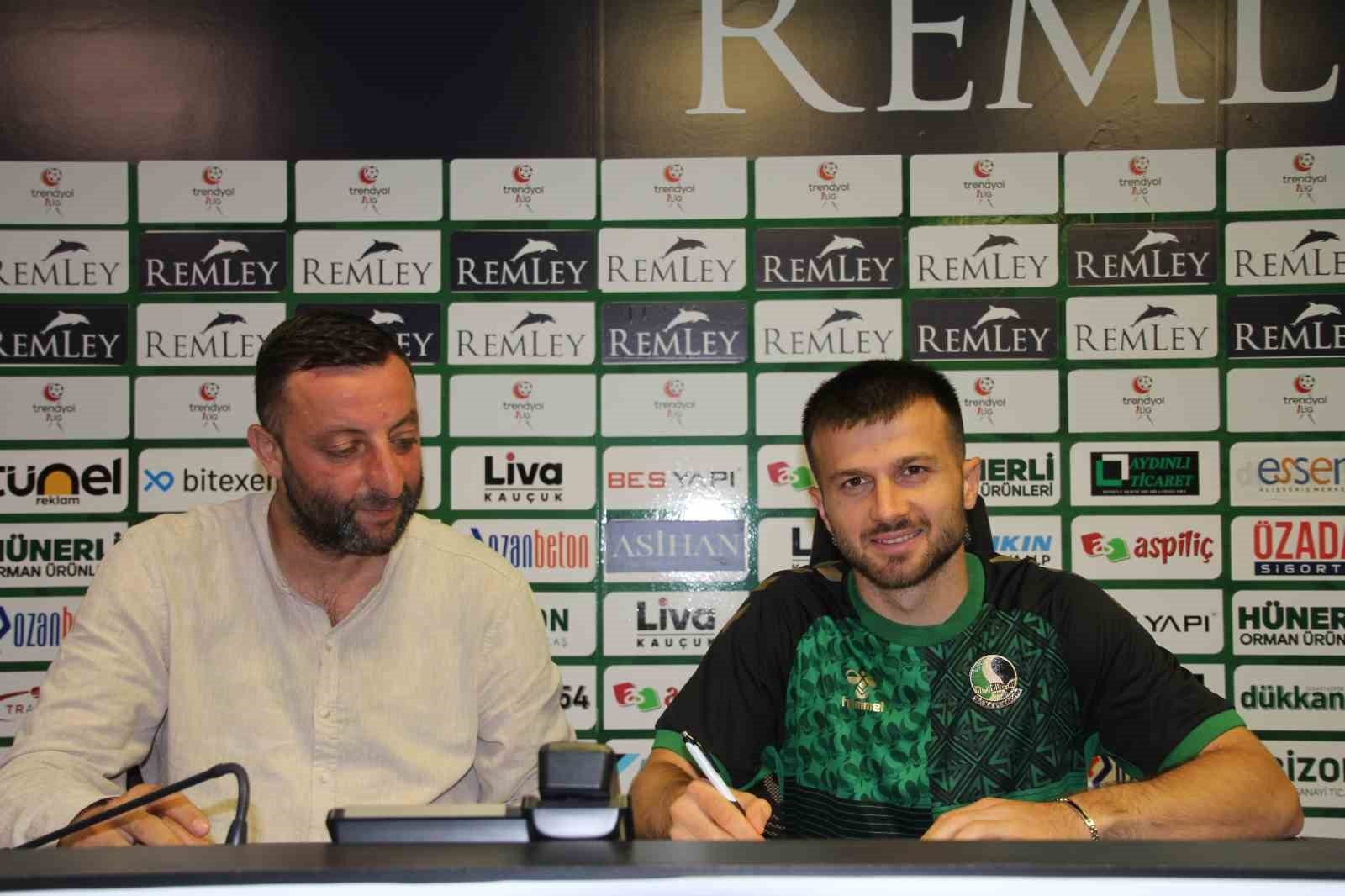 Yeşil-Siyahlıların Kayıp Oğlu Dönüyor: Murat Cem Akpınar Tekrar Sakaryaspor'da!