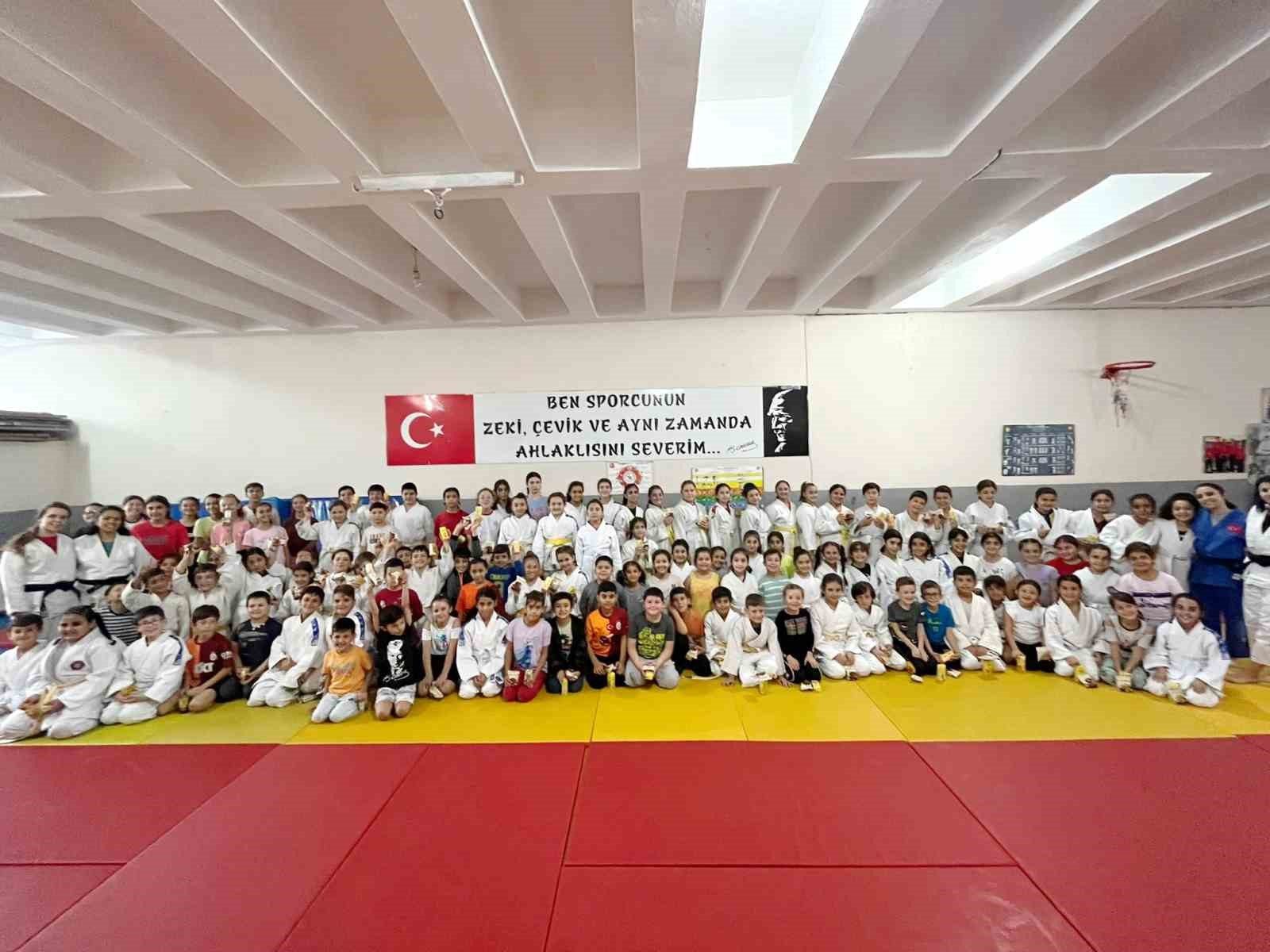 Salihli’de judocular kemer atladı