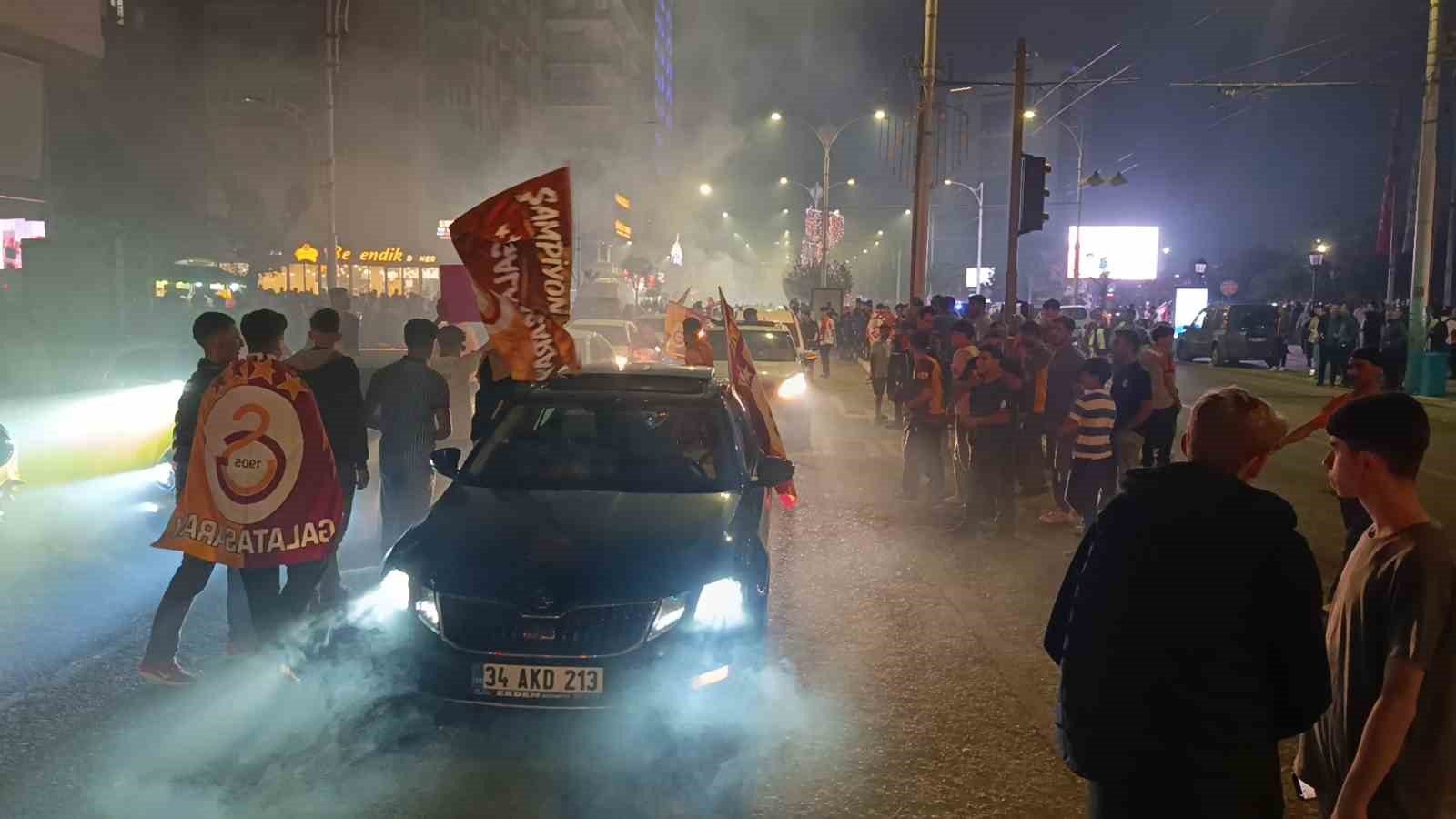 Şanlıurfa’da Galatasaraylı taraftarlar Fenerbahçe’nin maket tabutuyla şampiyonluk kutladı