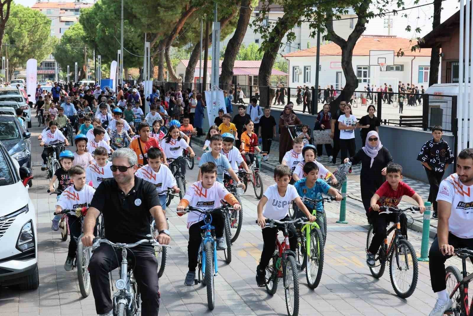 Saruhanlı'da Tekerler Döndü: Bisiklet Turuna Yoğun Katılım