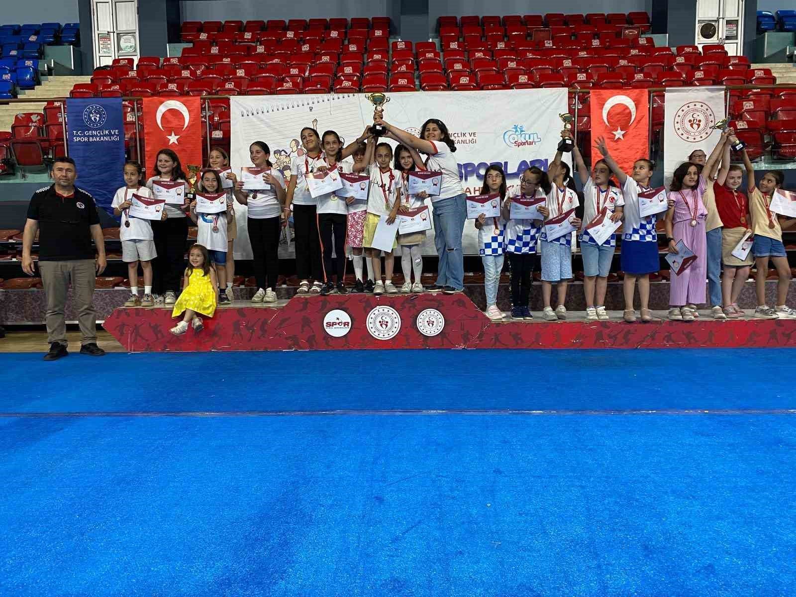 Beyaz Taşlar Şampiyonu Taçlandırdı