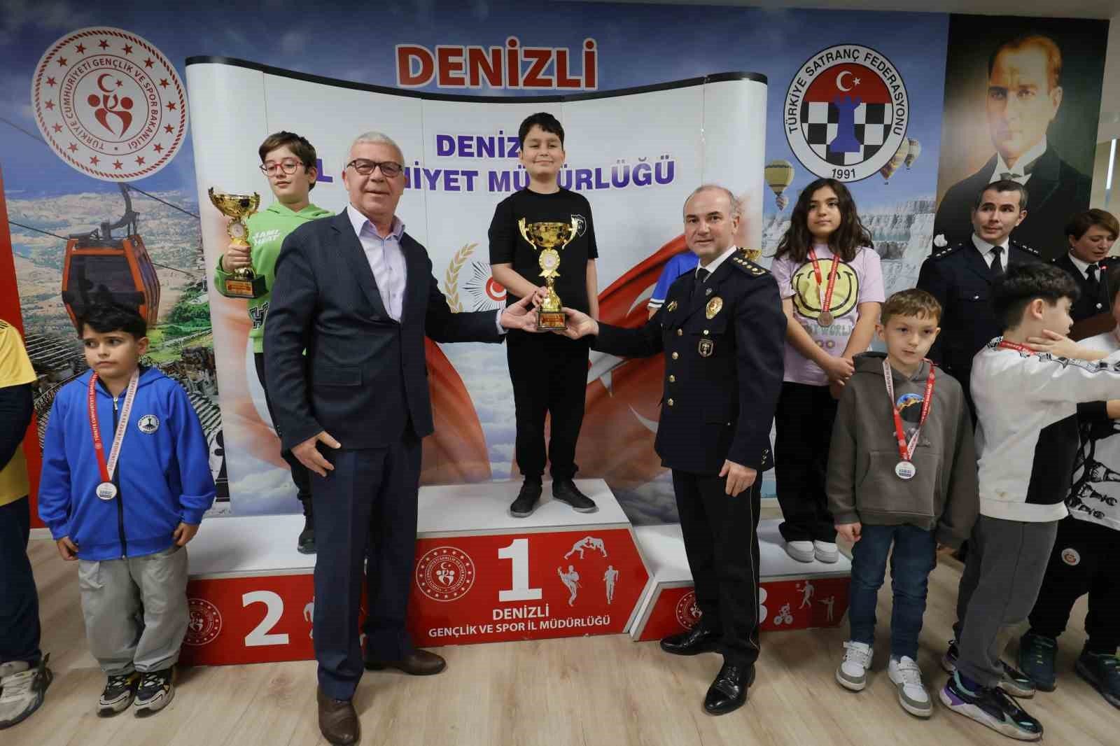 Satrançta küçük ellerden büyük hamleler