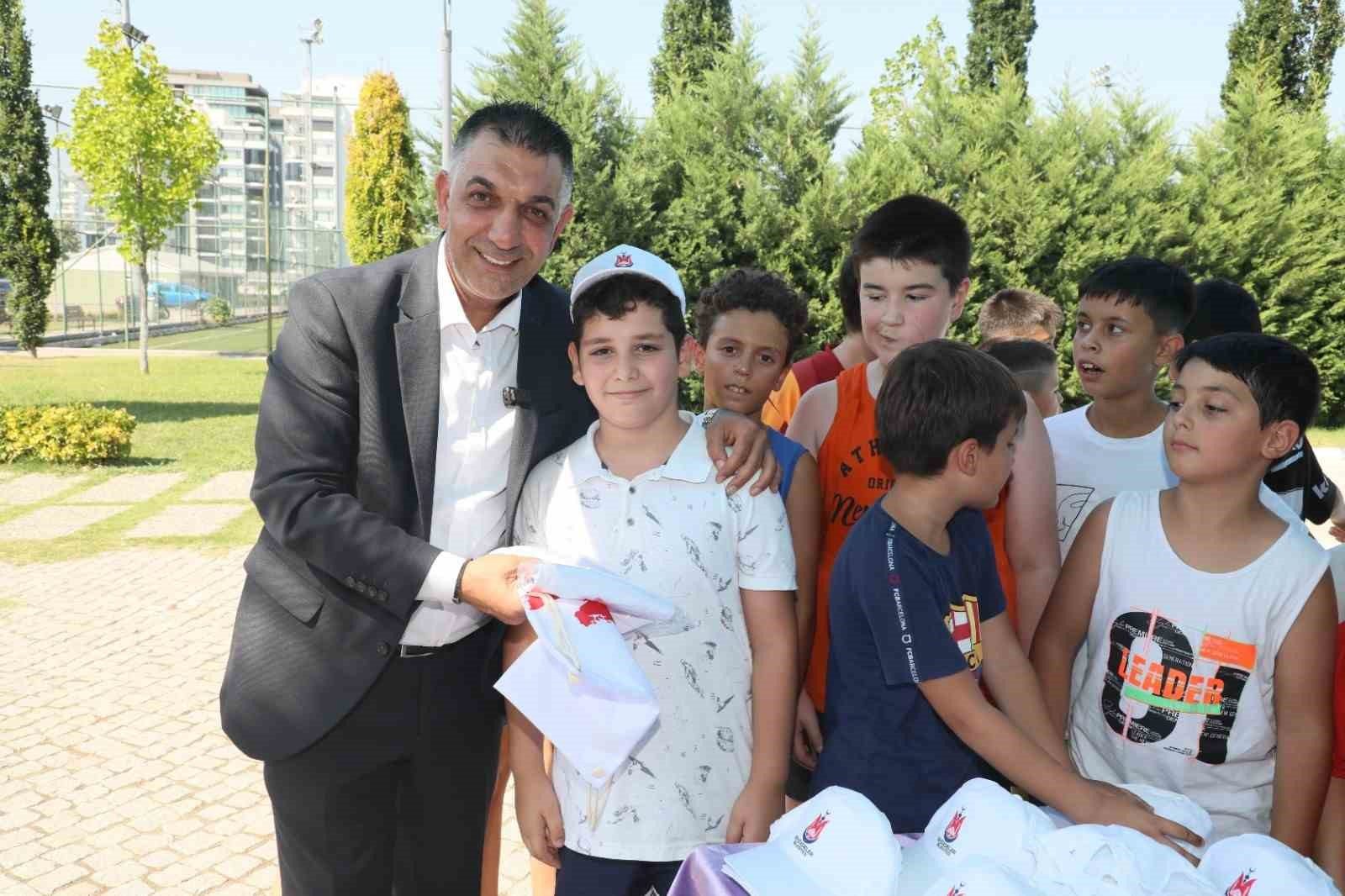 Genç Yüzücülere Şehzadeler'den Yüreklendirici Destek