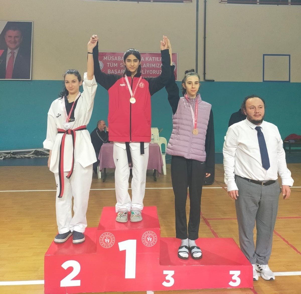 Şehzadeler'in Tekvando Kahramanları Altın Madalya Yağdırdı