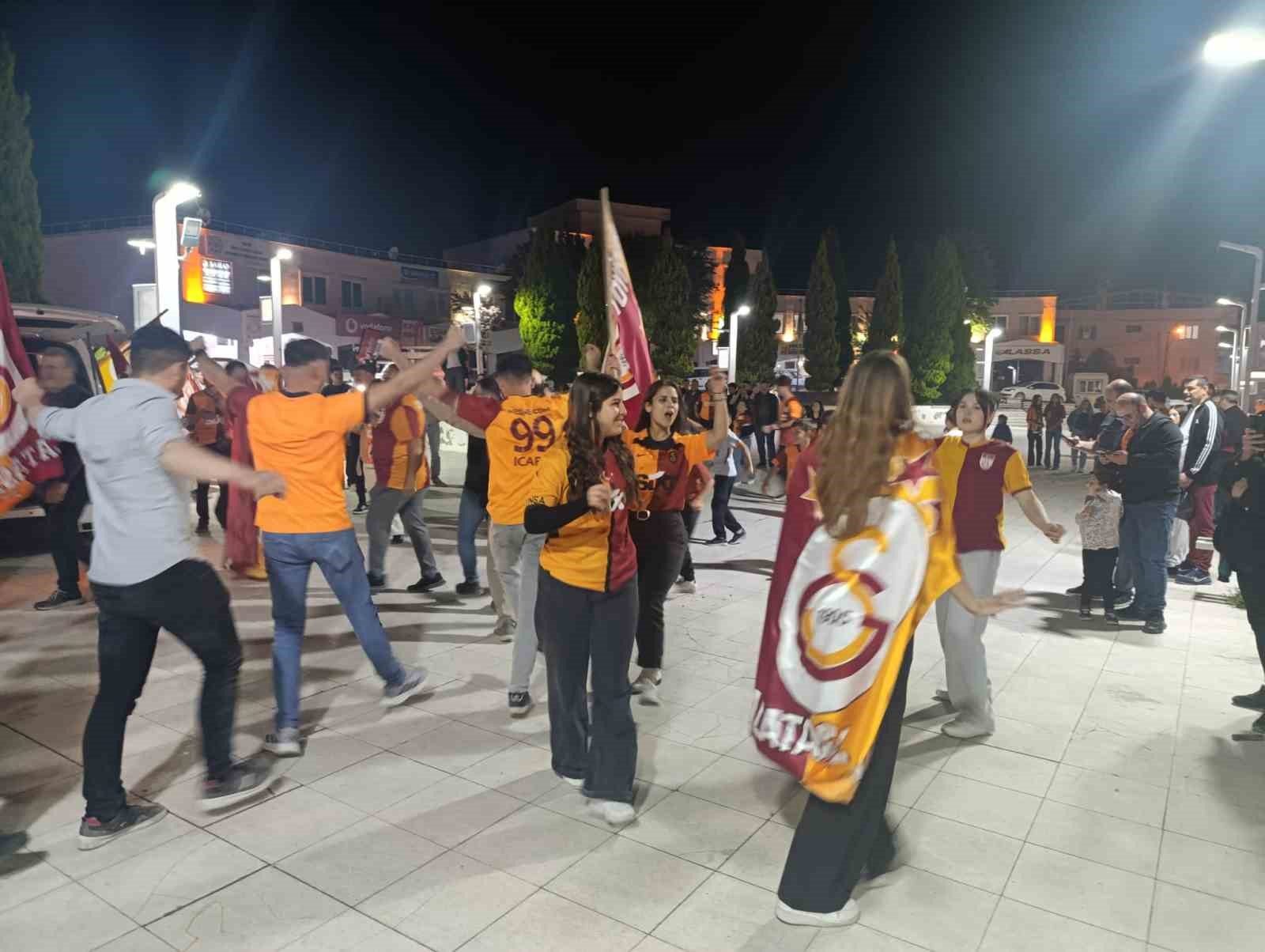 Selendi sarı-kırmızı renklere büründü