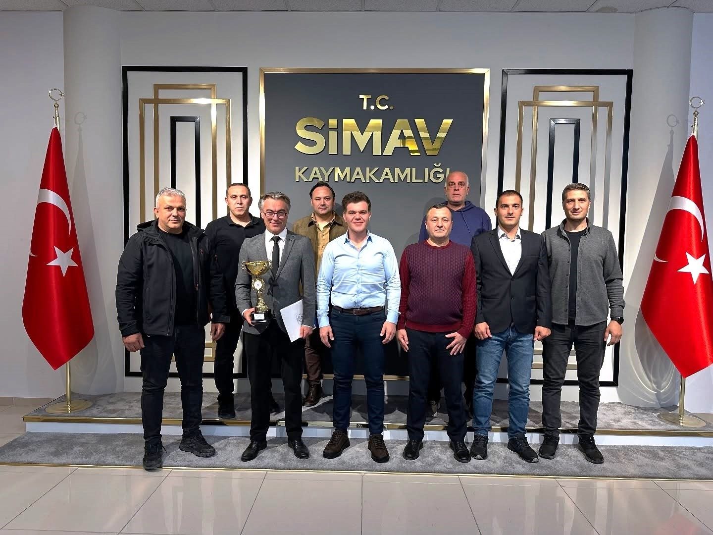 Simav Kaymakamı Karaloğlu şampiyon voleybol takımını kabul etti