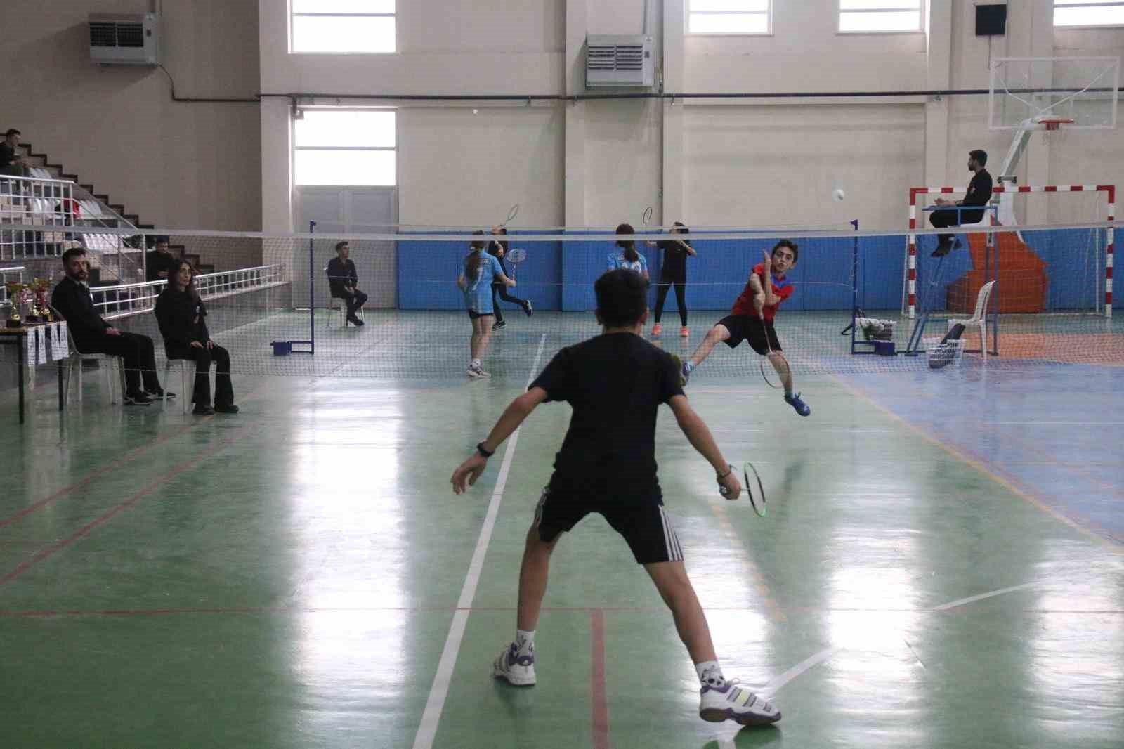 Sivas’ta badminton rüzgarı esti