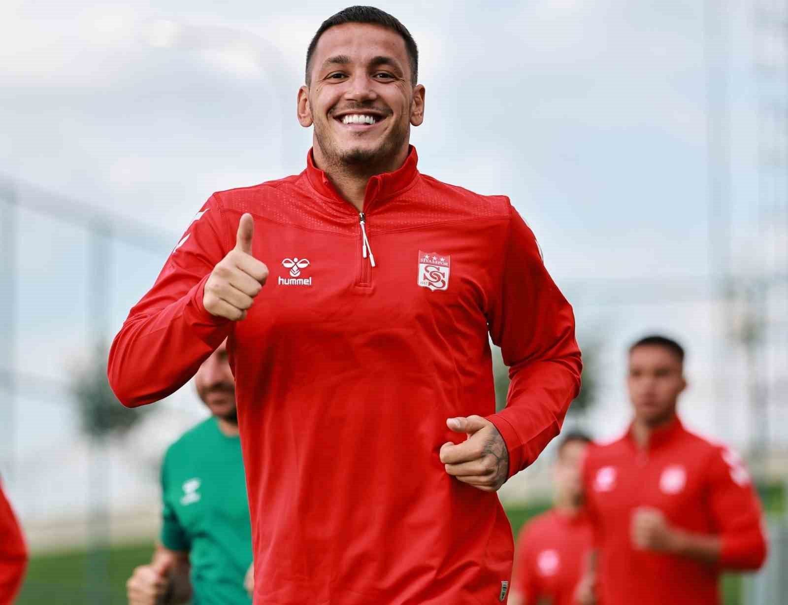 Sivasspor'un Hızlı Sağ Açığı Rey Manaj Kampa Veda Etti
