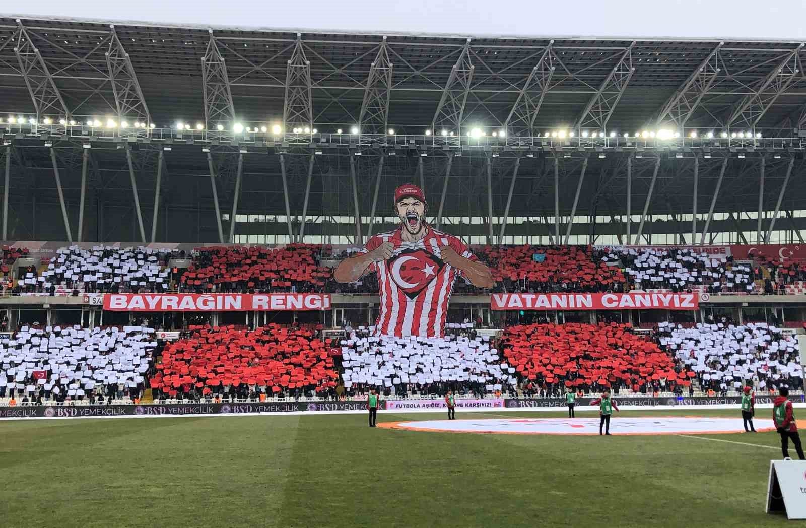 Sivasspor taraftarlarından Türk bayrağı koreografisi