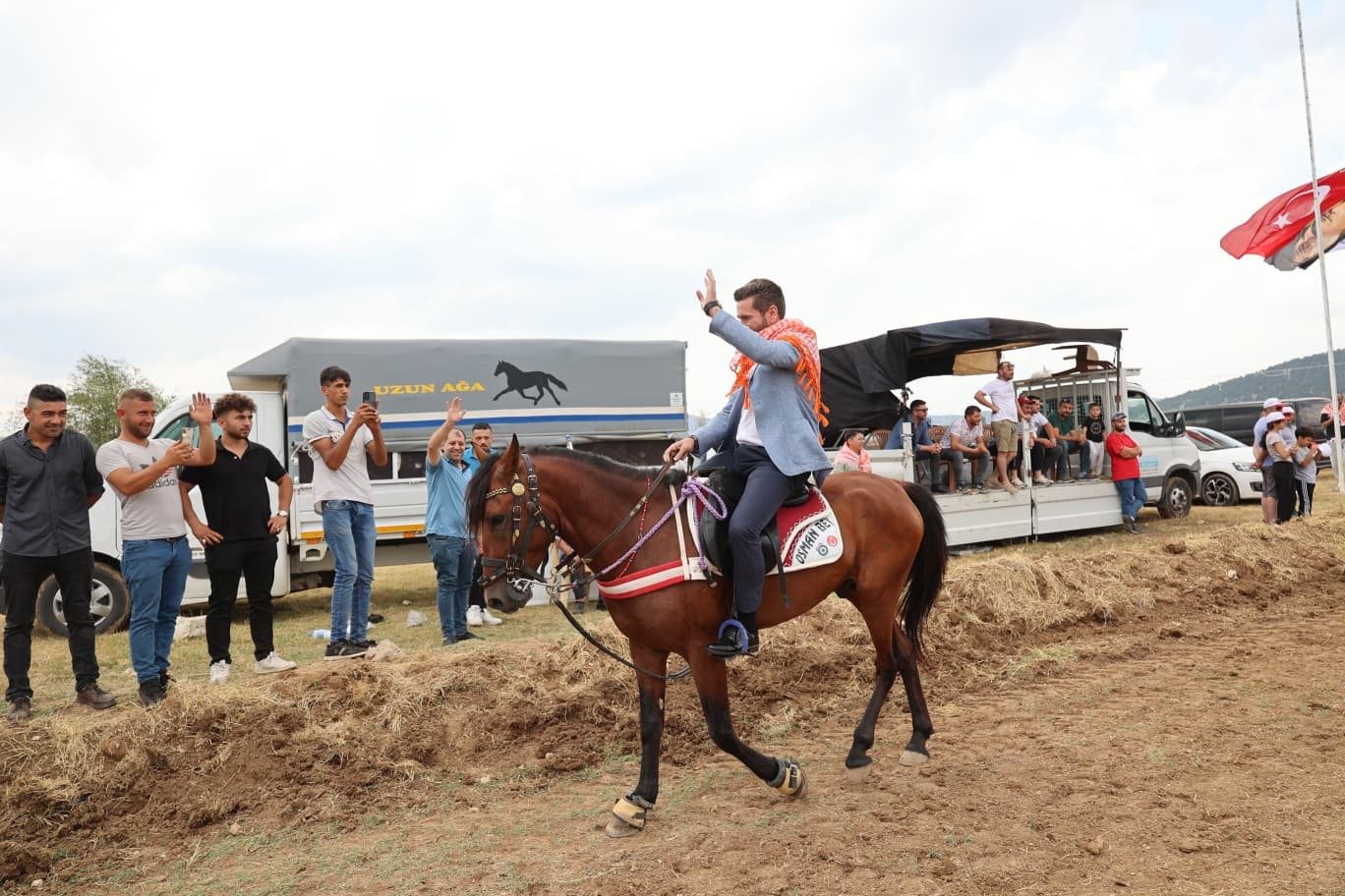 Tavas’ta 132 rahvan at, Kızılca Pisti’nin tozunu atttırdı
