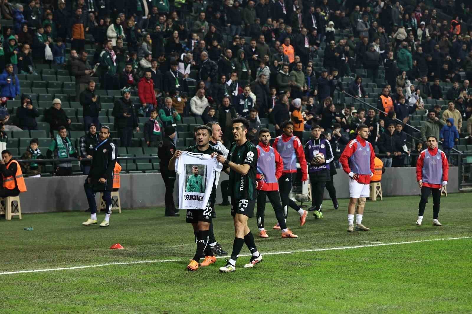 Tayfur Bingöl attığı golden sonra Uğurcan Bekçi tişörtü açtı