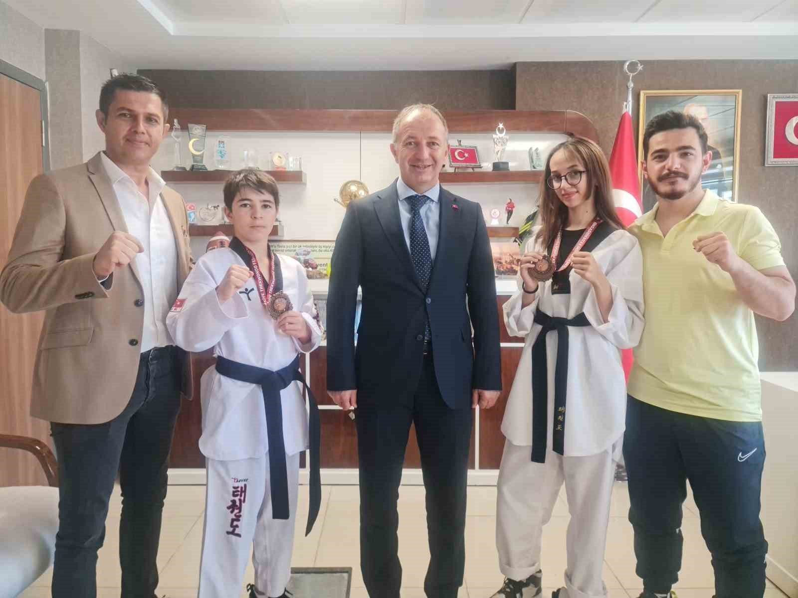 Bronz Yumrukların Gücüyle Dövüşçüler Altın Peşinde