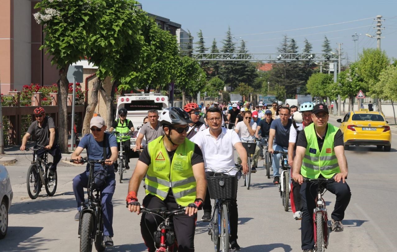 Bisikletliler, Temiz Hava İçin Otomobilsiz Bir Gün'ü Pedallıyor