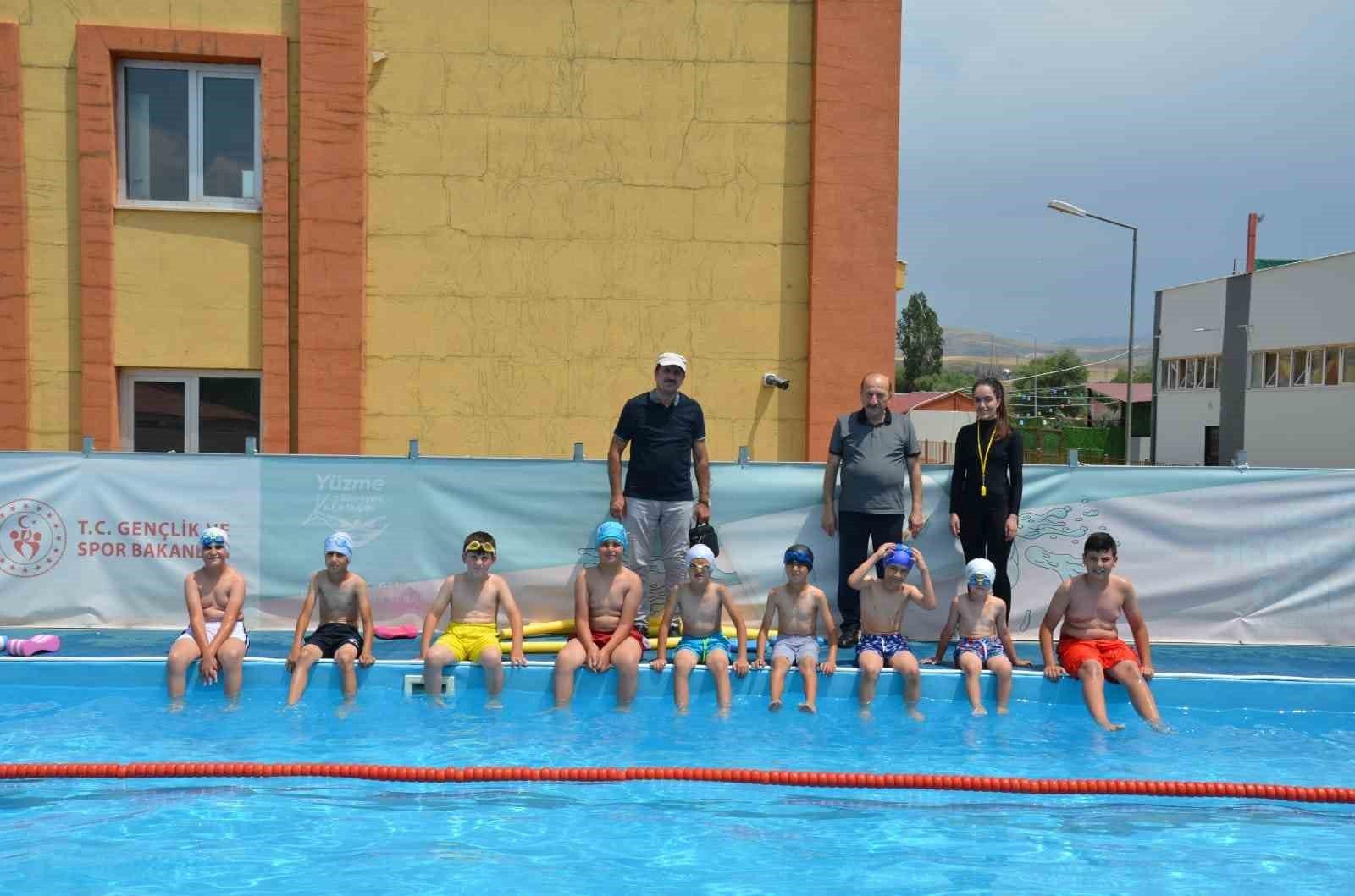Erzincan'ın Tercan İlçesinde Yüzme Kursu ile Serinliğe Yolculuk