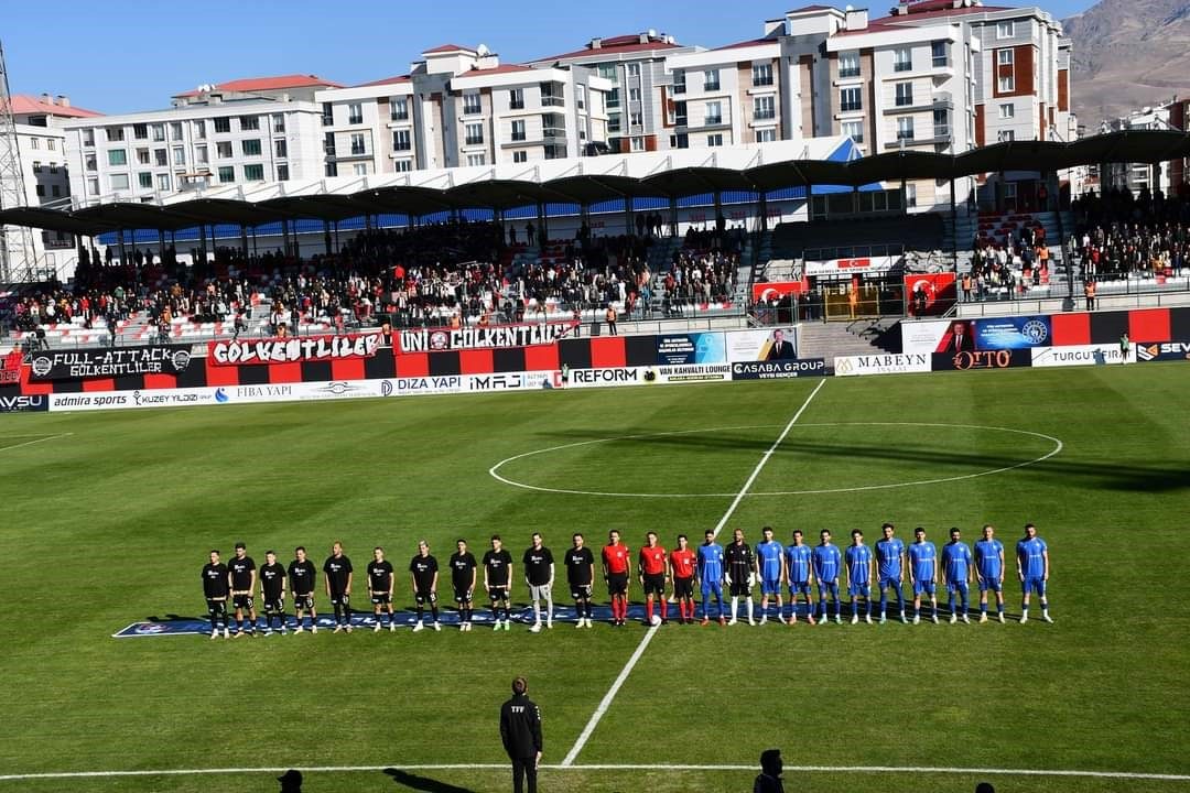 Vanspor FK, Erbaaspor'a 2-1 mağlup olarak şampiyonluk şansını zora soktu.