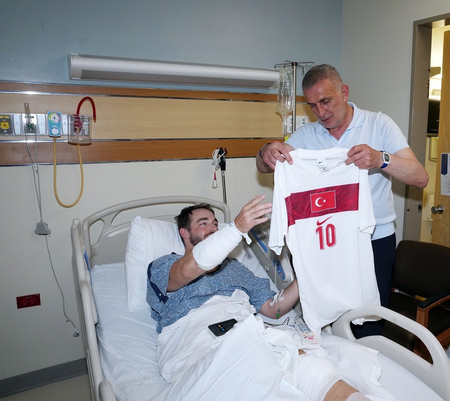 TFF Başkanı Hacıosmanoğlu, kaza geçiren polisi hastanede ziyaret etti