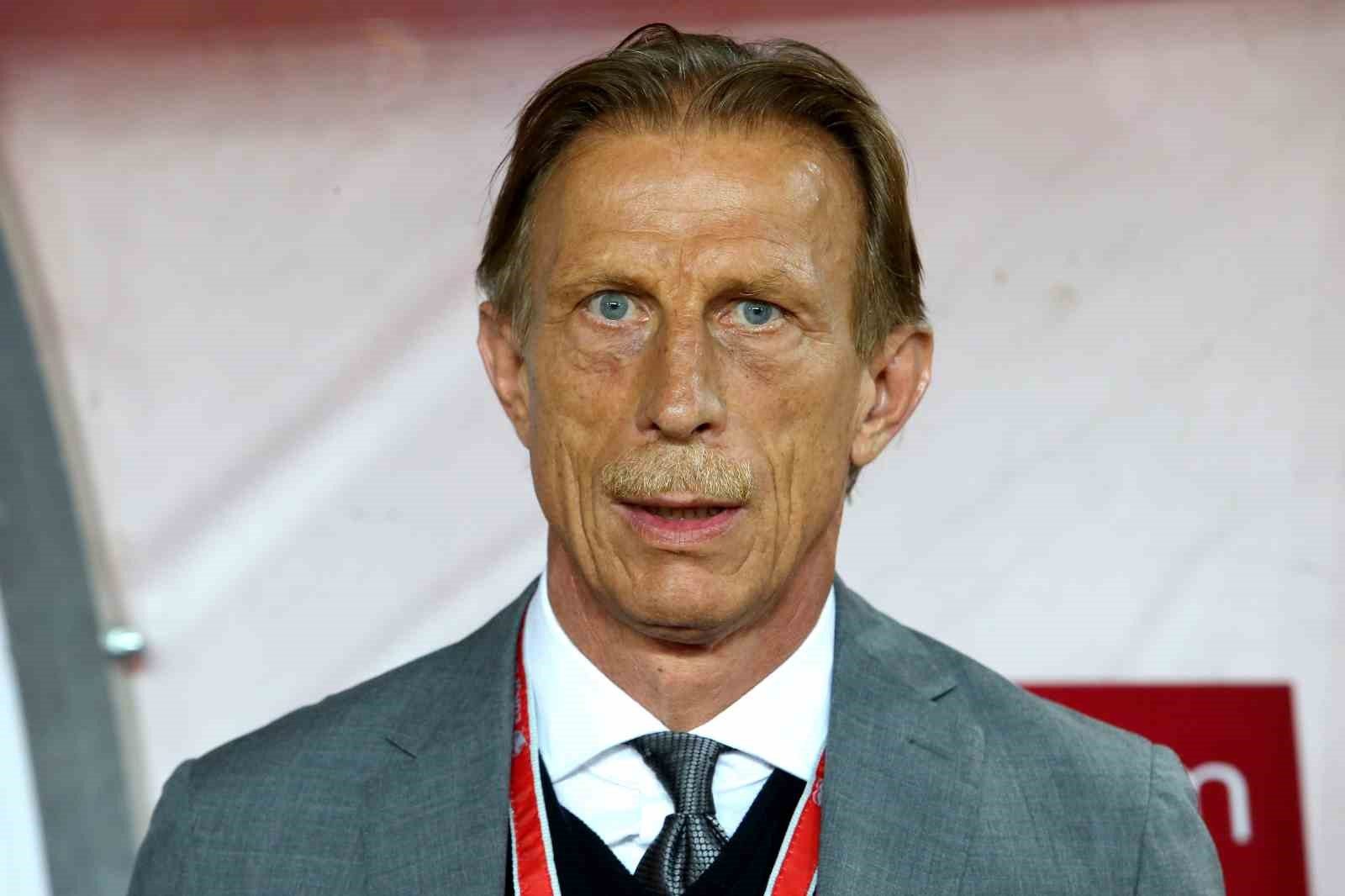 Futbol camiası, eski milli takım teknik direktörü Christoph Daum'un yasını tutuyor.
