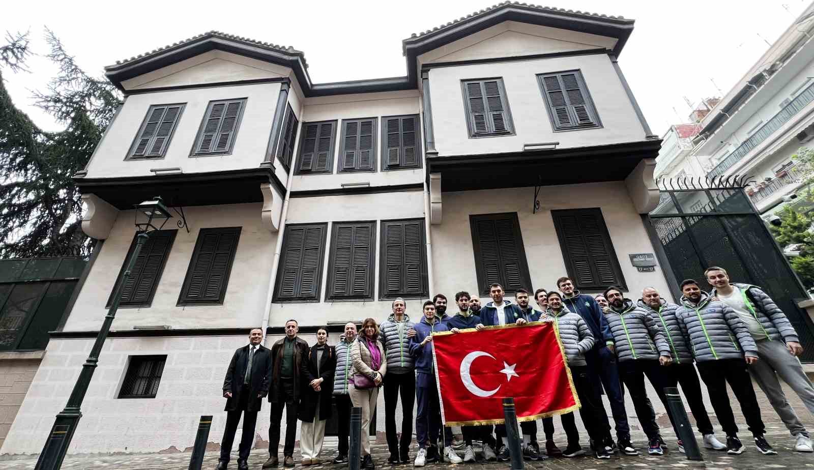 Tofaş Basketbol Takımı, Atatürk’ün evini ziyaret etti