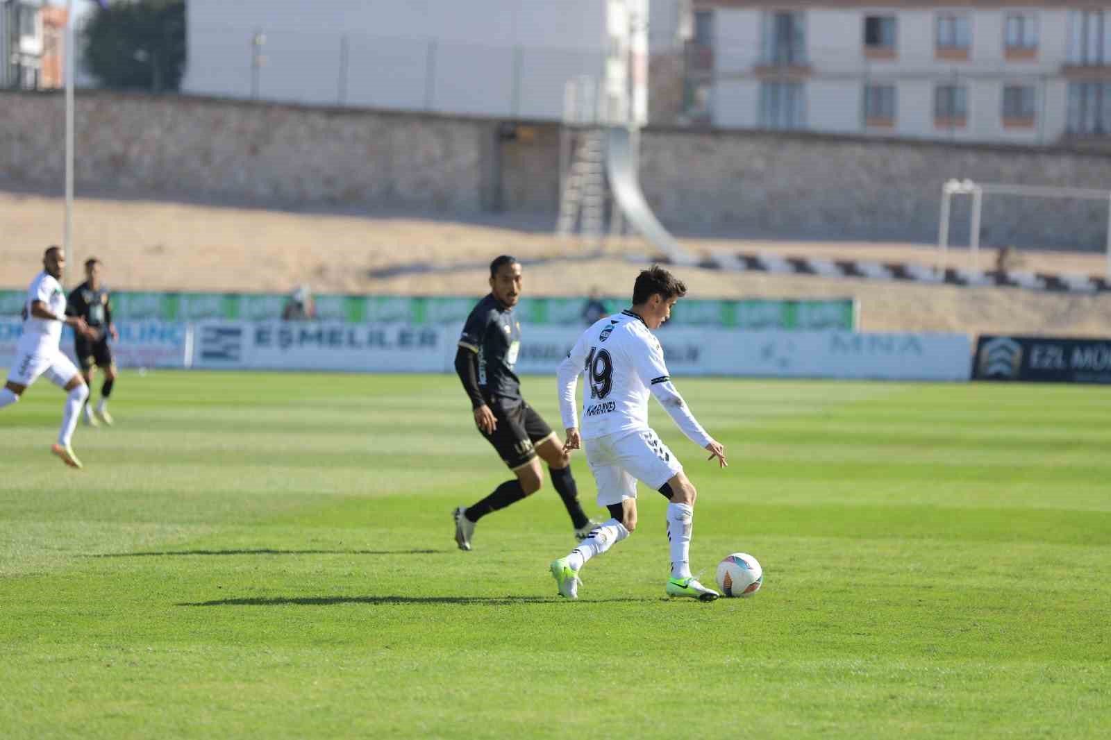Bandırmaspor, Sakaryaspor'u devirerek 1. Lig'de zirve yarışına dahil oldu.