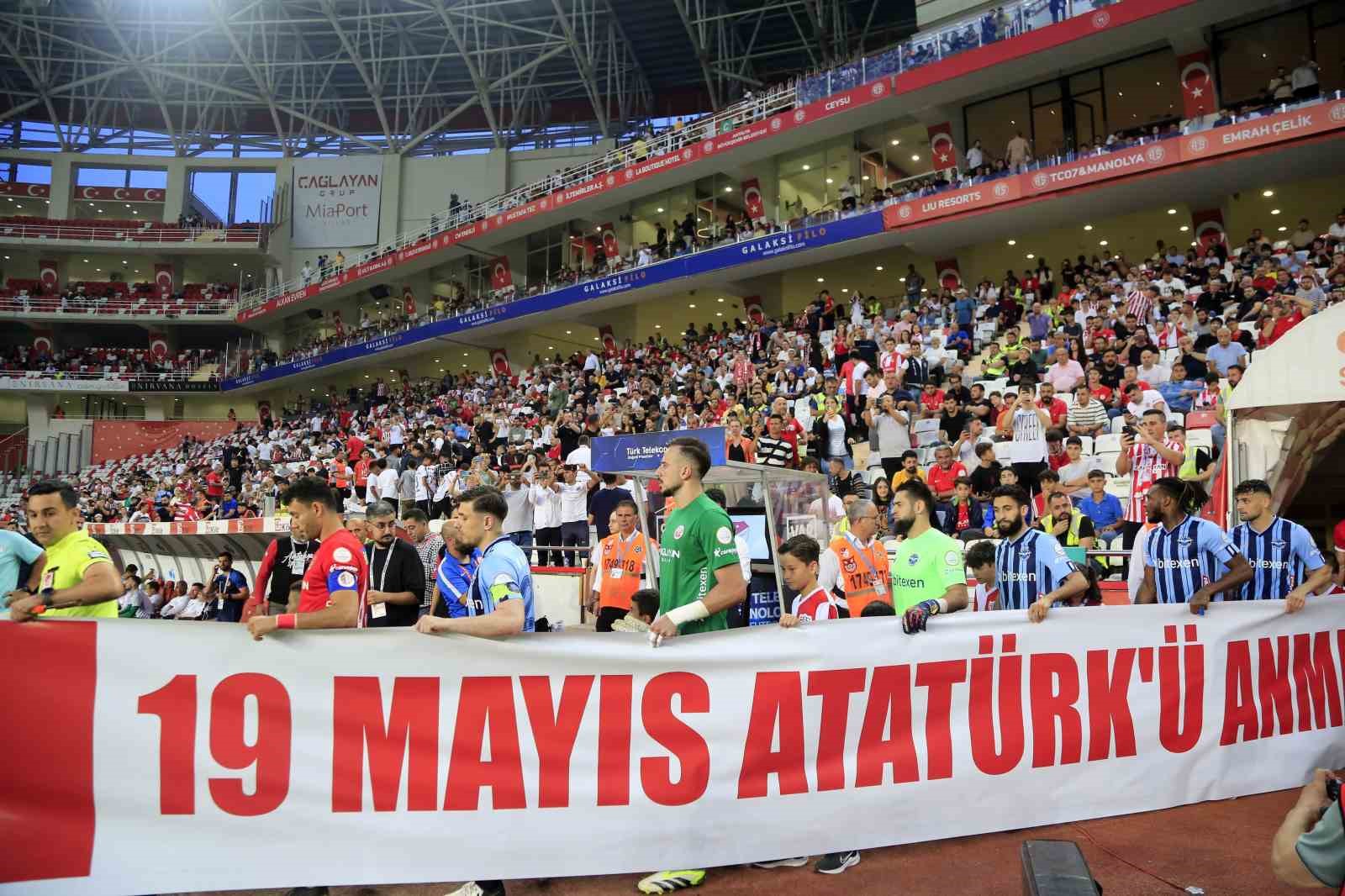 Adana Demirspor’u Yenen Antalyaspor, İlk Yarıda Zirveye Oturdu