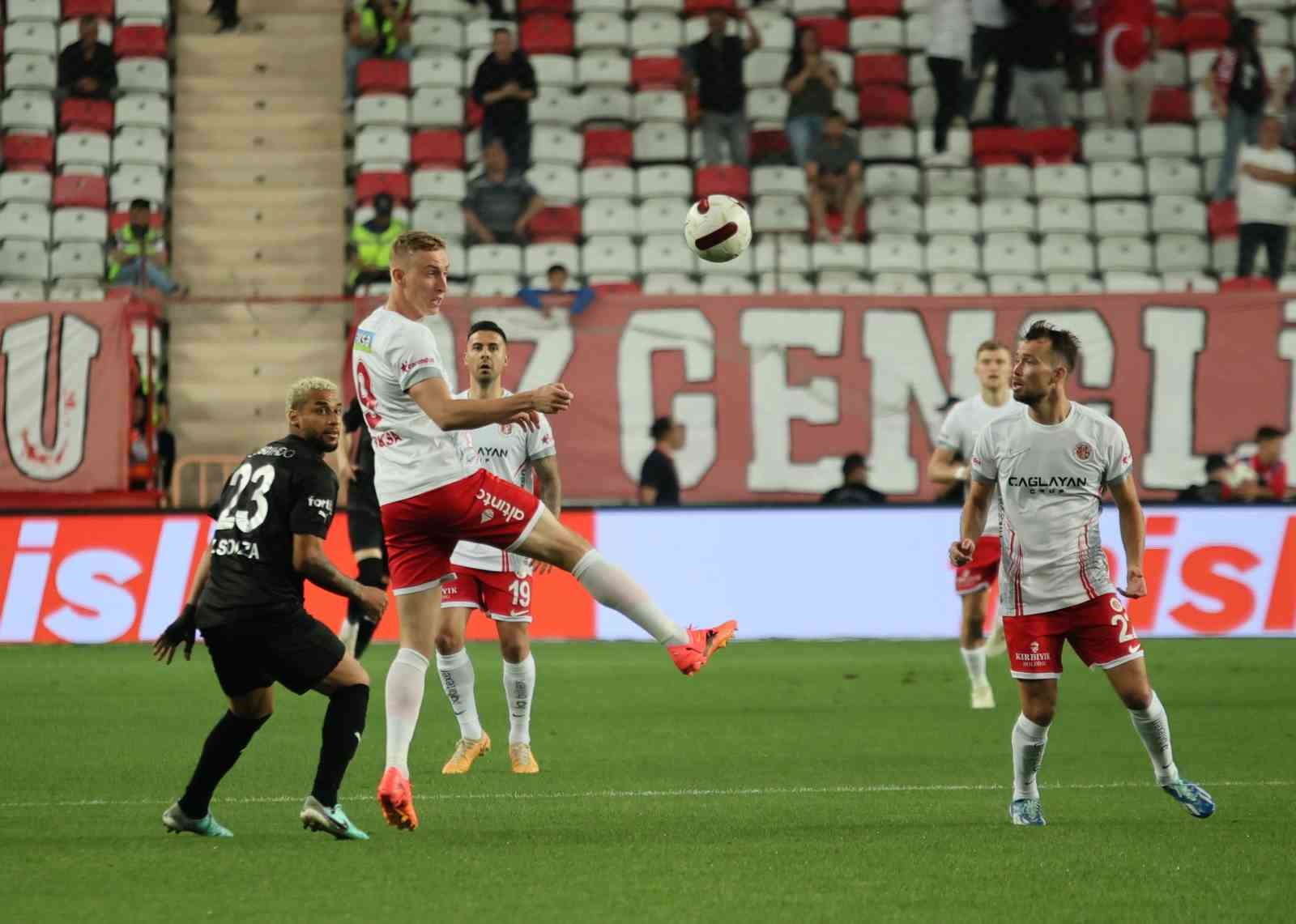 Trendyol Süper Lig: Antalyaspor: 1 – Pendikspor: 2 (İlk yarı)