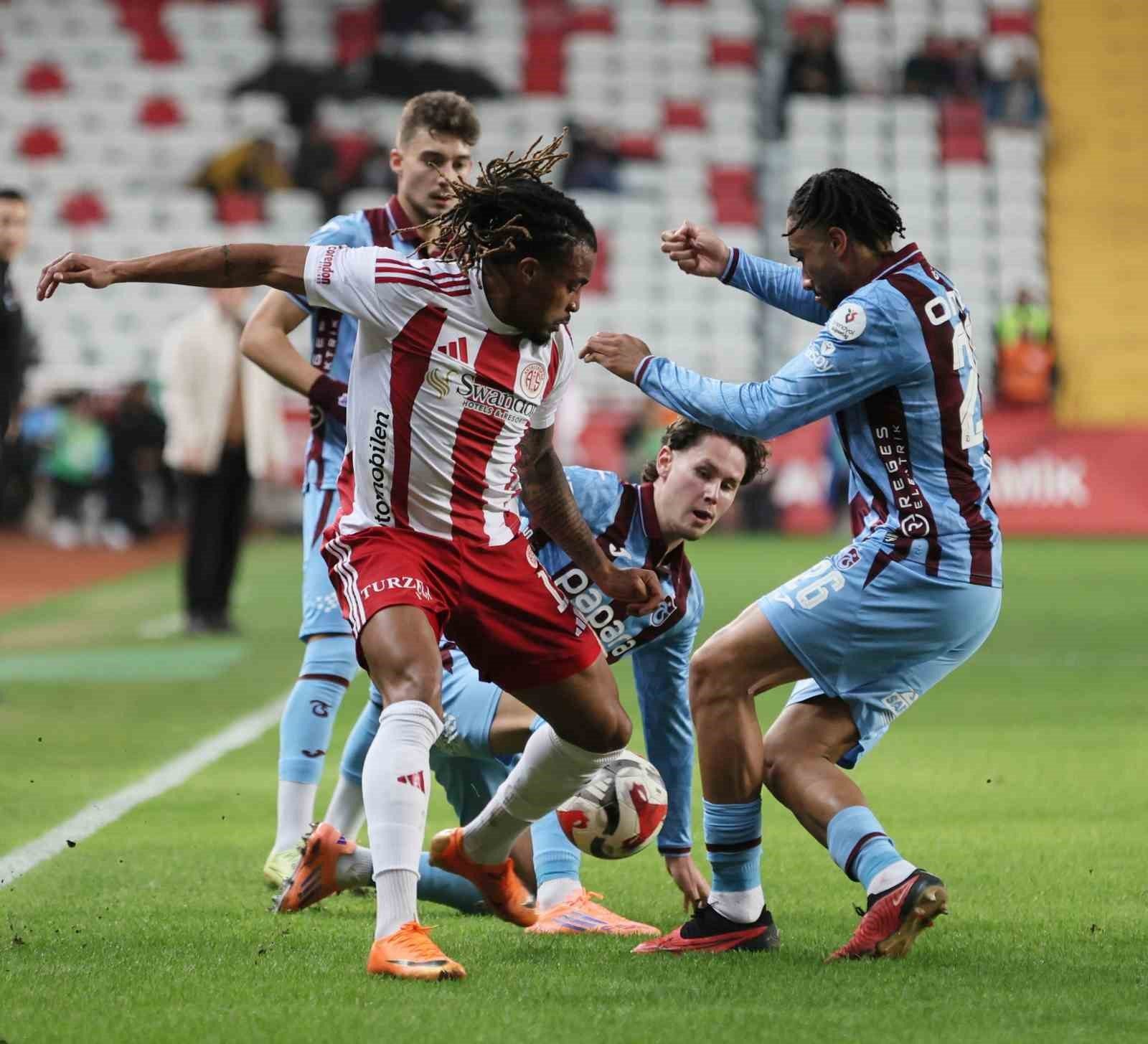 Trendyol Süper Lig: Antalyaspor: 1 - Trabzonspor: 0 (İlk yarı)