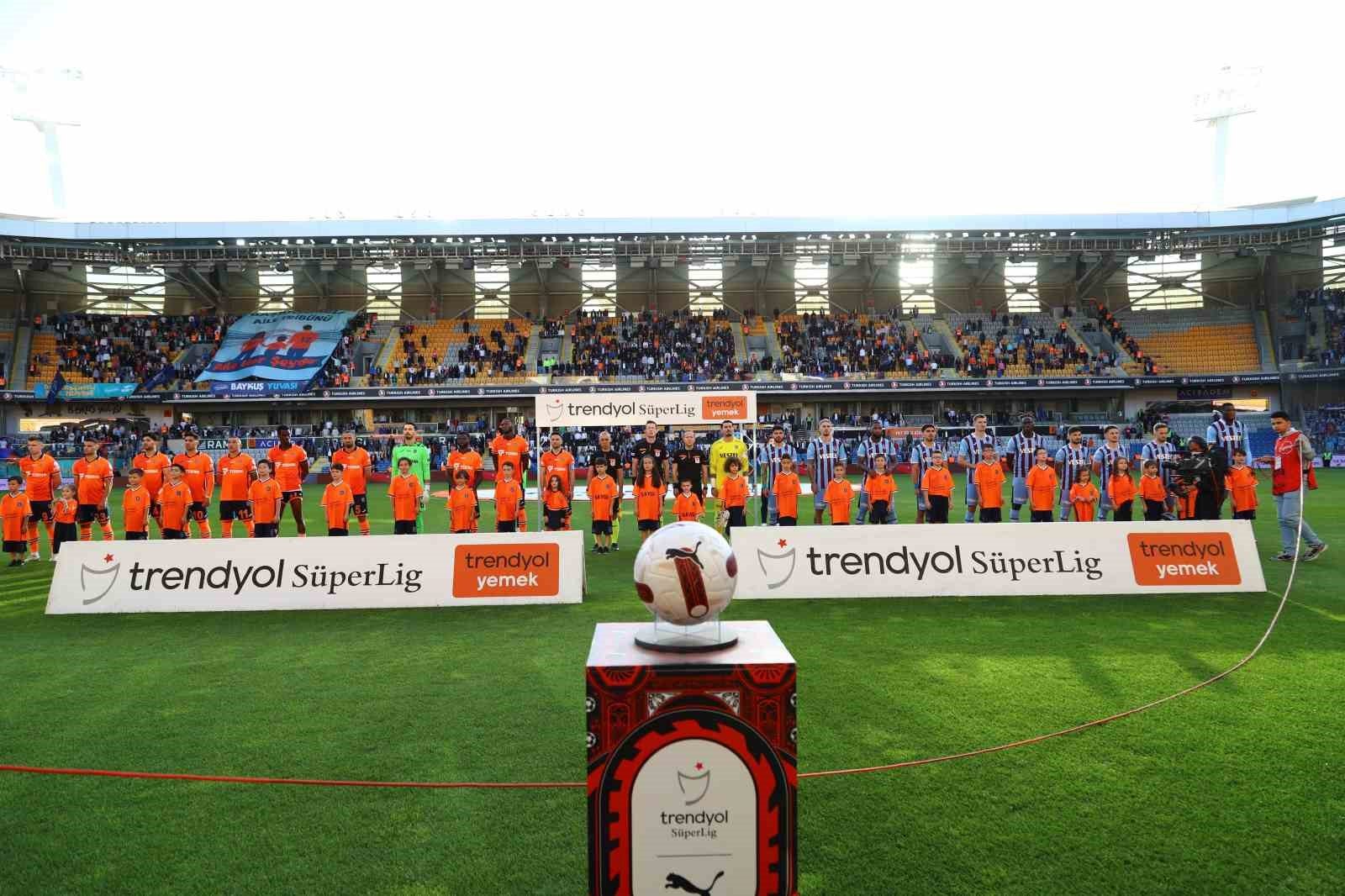Trabzonspor İlk Yarıda Başakşehir'i Deviren Golü Buldu