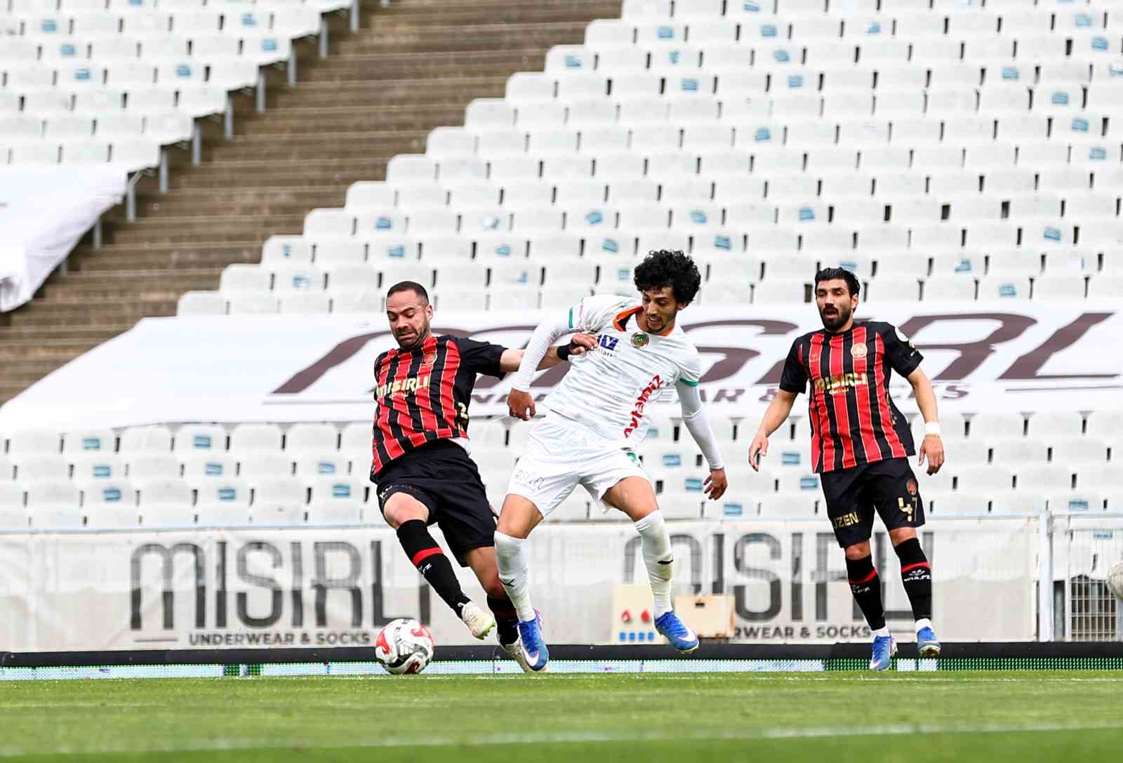 Trendyol Süper Lig: Fatih Karagümrük: 0 – Corendon Alanyaspor: 1 (İlk yarı)