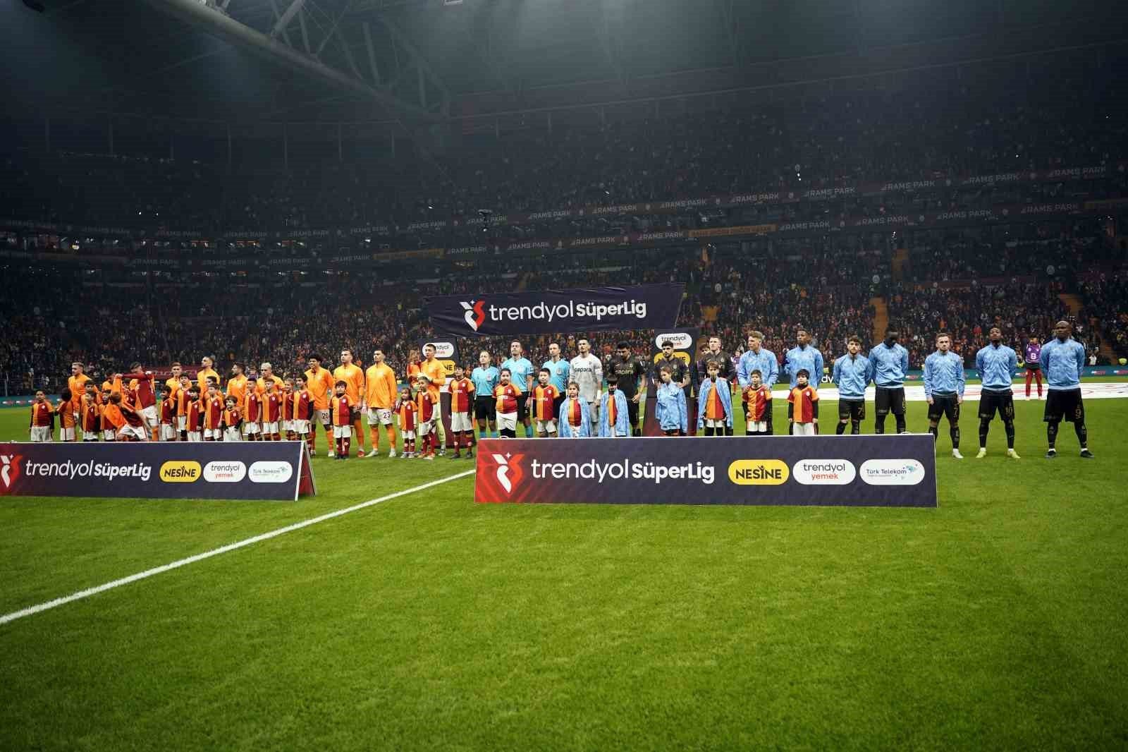 Süper Lig Devleri Deprem Gibi Çarpıştı: Galatasaray ve Trabzonspor Berabere Kaldı