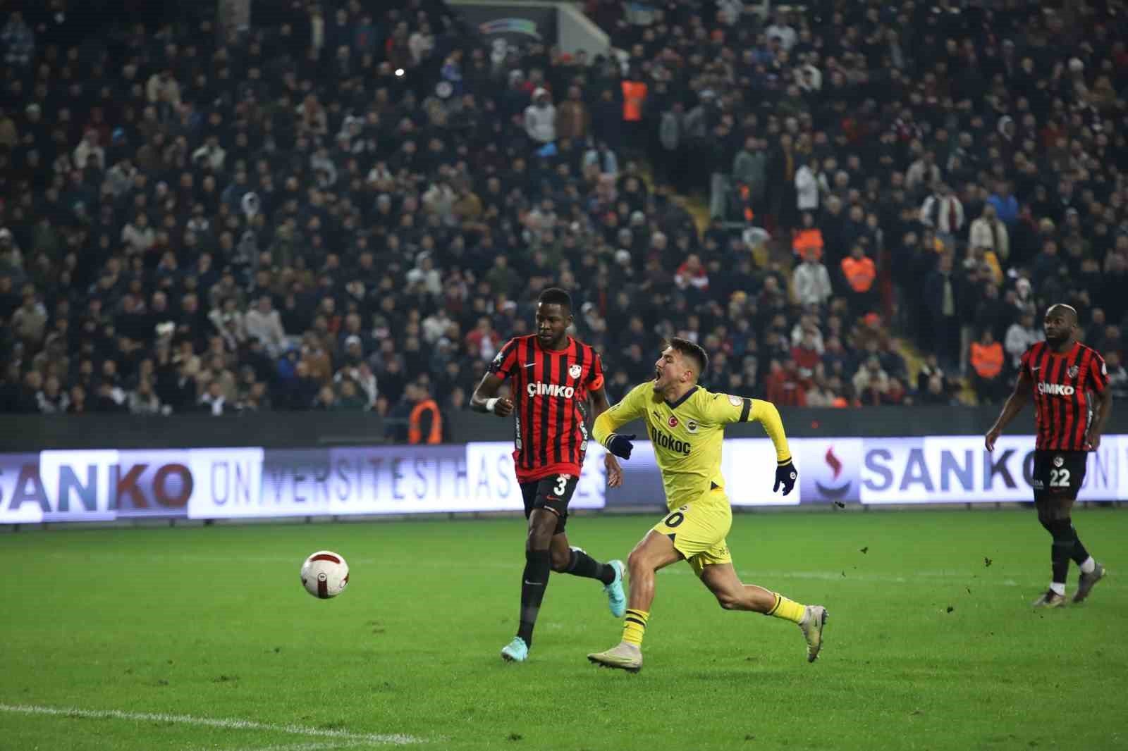 Trendyol Süper Lig: Gaziantep FK: 0 - Fenerbahçe: 0 (İlk yarı)
