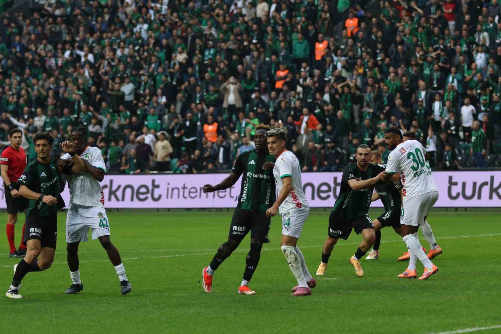 Trendyol Süper Lig: Kocaelispor: 0 – Alanyaspor: 0 (İlk yarı)
