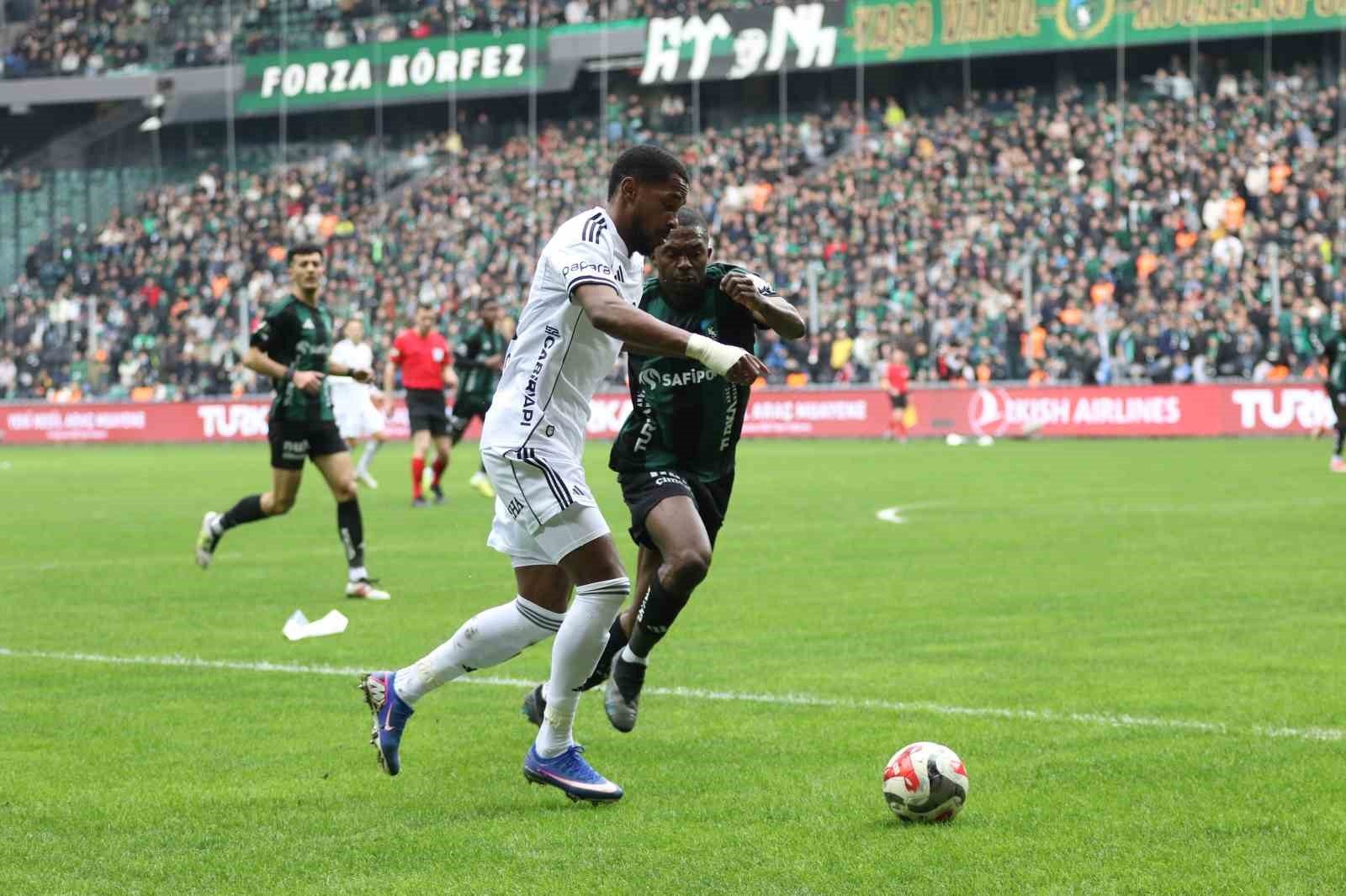 Trendyol Süper Lig: Kocaelispor: 0 - Beşiktaş: 0 (İlk yarı)