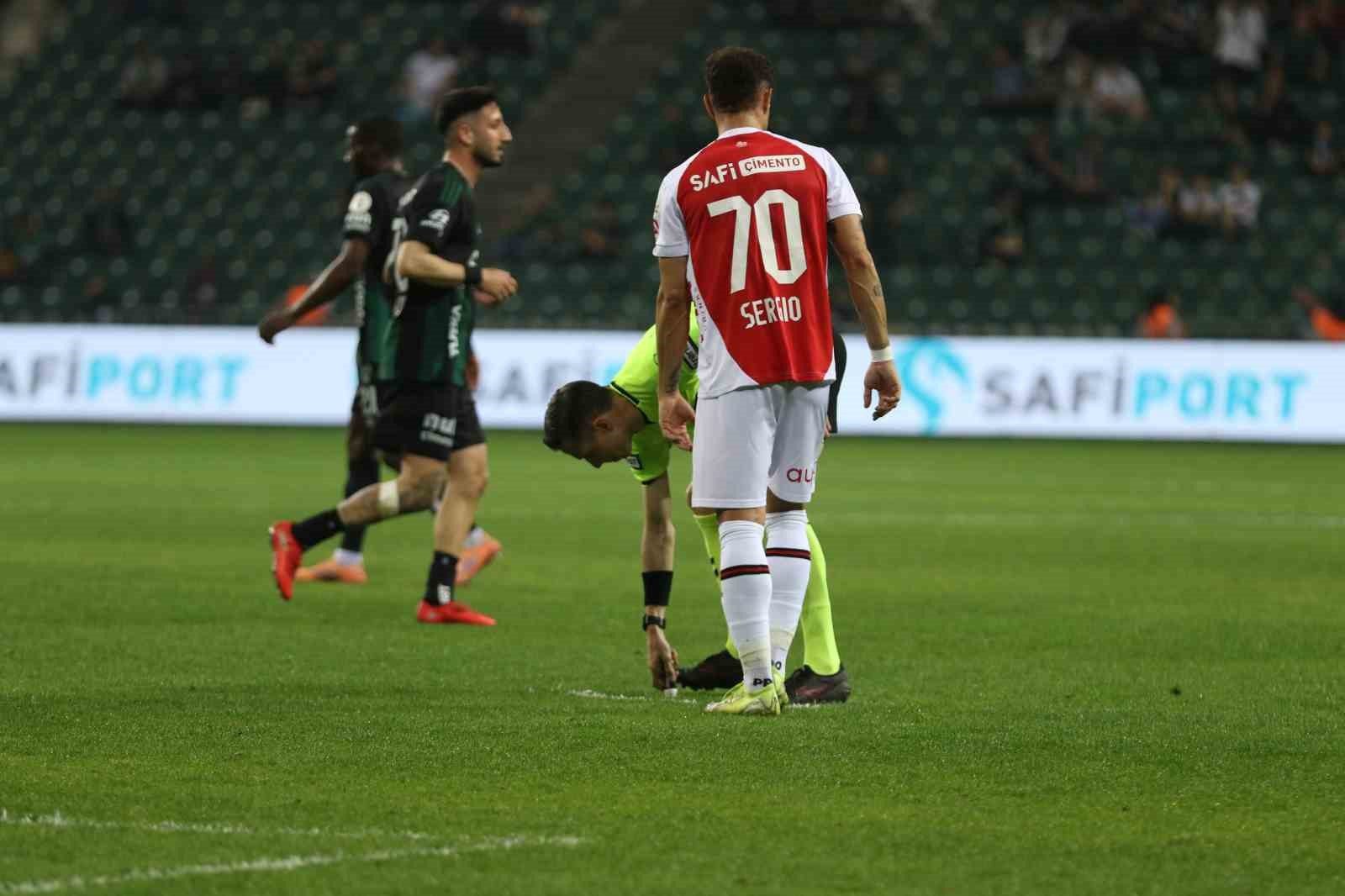 Trendyol Süper Lig: Kocaelispor: 0 - Fatih Karagümrük: 0 (İlk yarı)