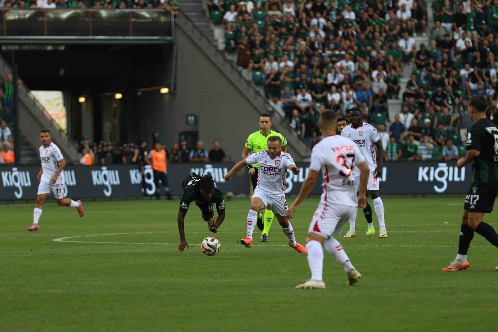 Trendyol Süper Lig: Kocaelispor: 0 - Samsunspor: 0 (İlk yarı)