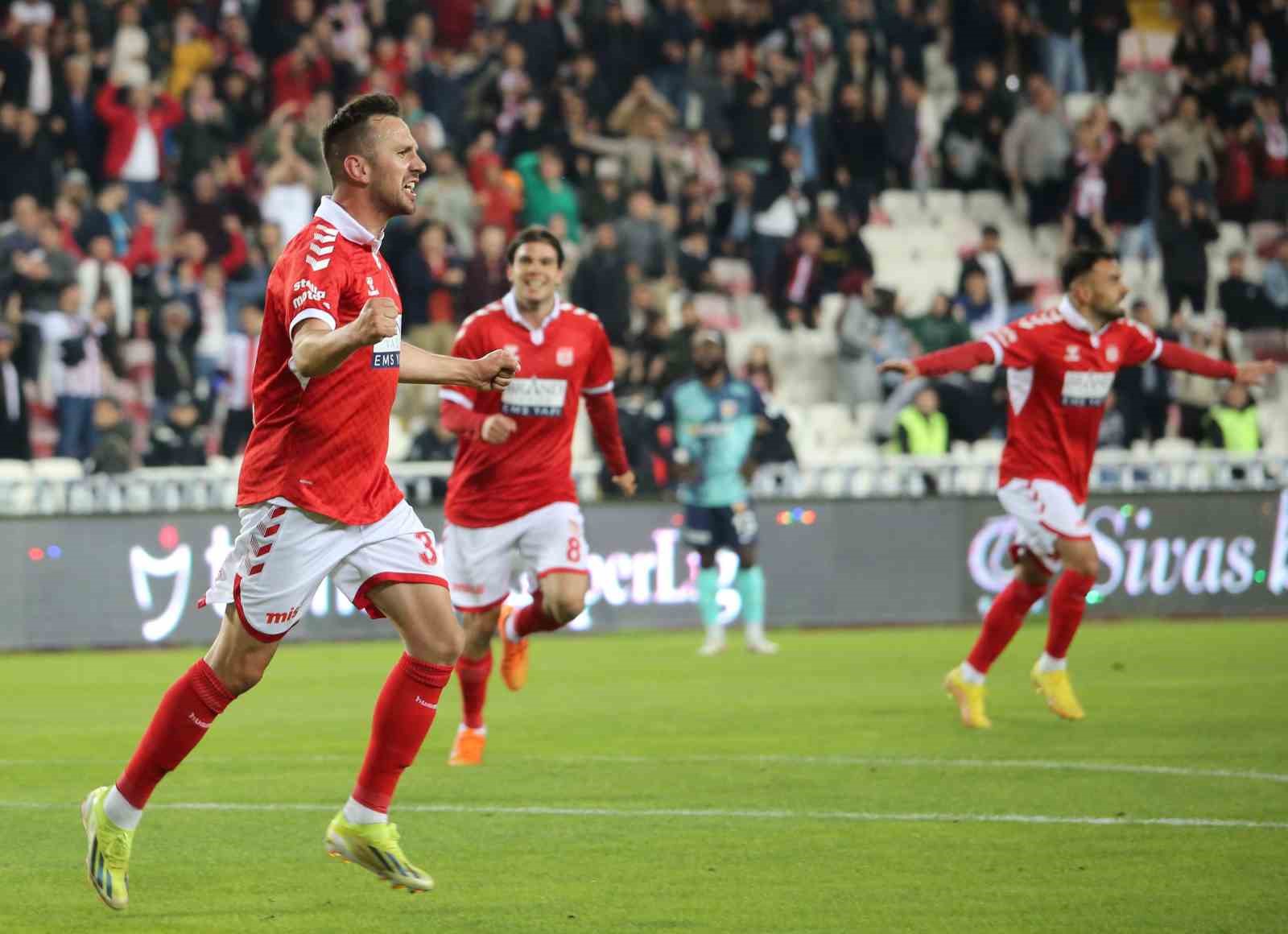 Sivasspor, Kayserispor’u devirdi, zirve yarışında avantaj yakaladı