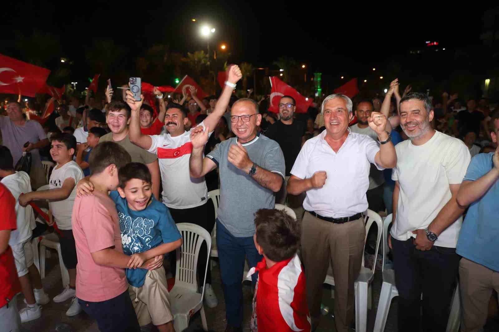 Turgutlu'da Milli Maçlar Dev Ekrandan Neşeye Boğuyor