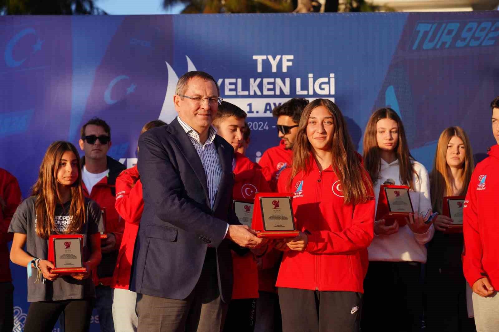 Ayvalık'ta yelkenciler, lig ve milli takım seçmeleri için rüzgarla yarışıyor