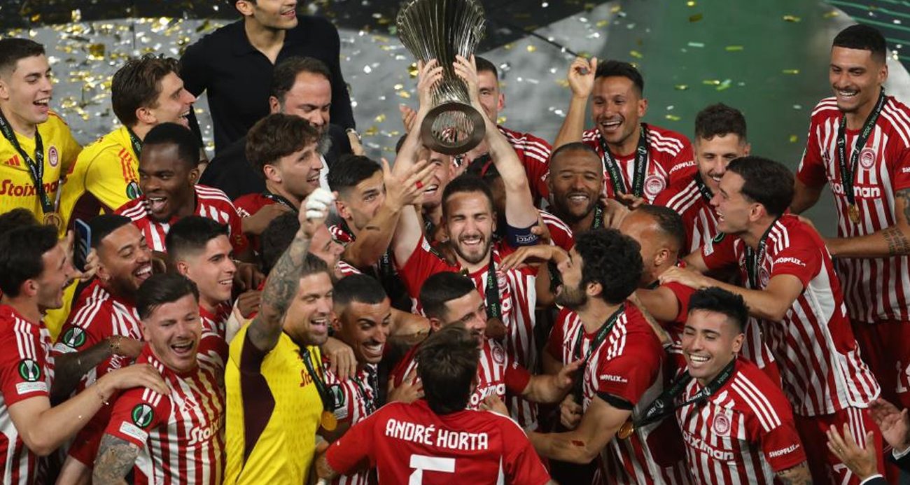 Olimpiakos, UEFA Avrupa Konferans Ligi Kupası'nı Müzesine Götürdü