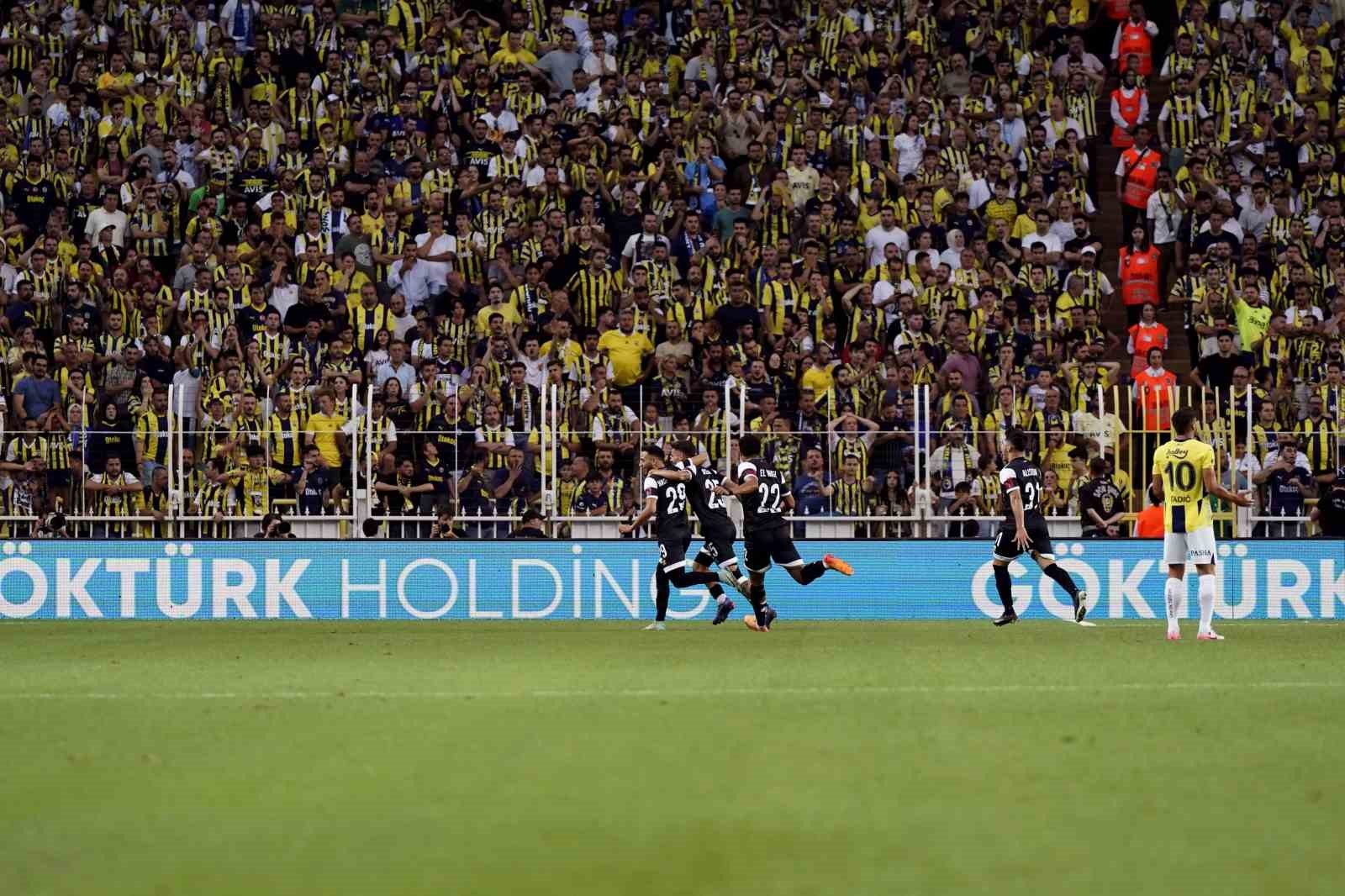 Fenerbahçe Şok Başlangıç: Lugano İlk Yarıda Kadıköy'ü Dondurdu