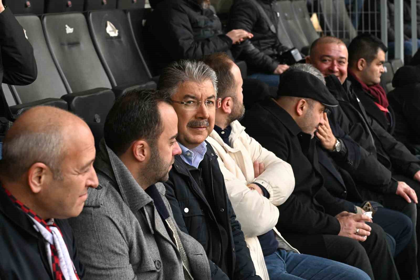 Vali Erdinç Yılmaz, Eskişehirspor’un Altay maçını tribünden takip etti