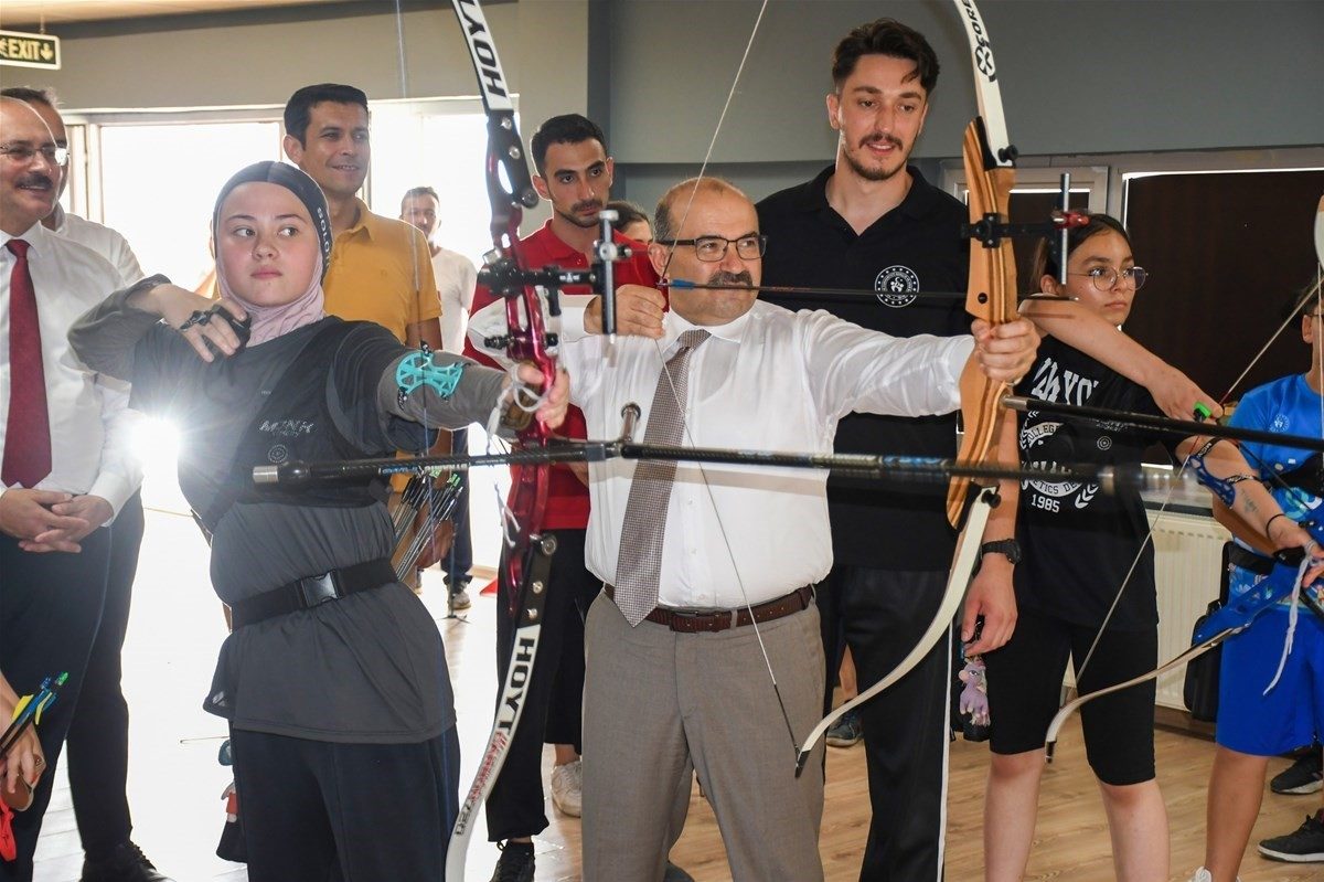 Sportif Vali Ustaoğlu Gençlerle Ter Döküyor