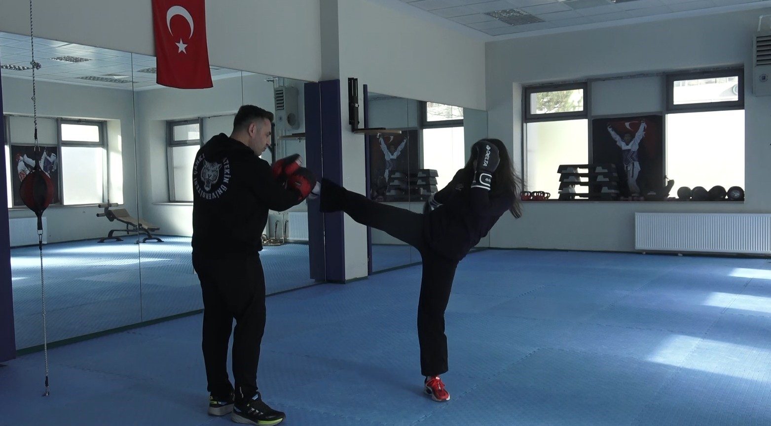 Vücut geliştirmek için gittiği salonda kick boksla tanıştı, 5 ay sonra Ünilig’de 3. oldu
