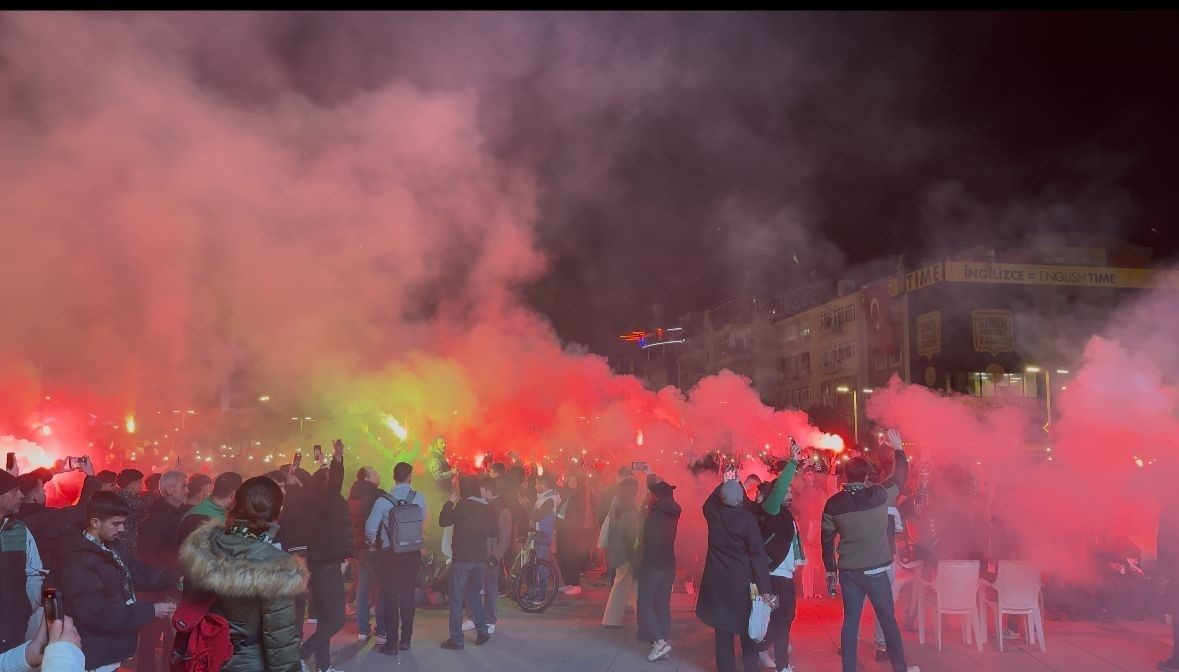 Kocaelisporlular Yasağı Aştı, Dev Ekran Başında Coştu