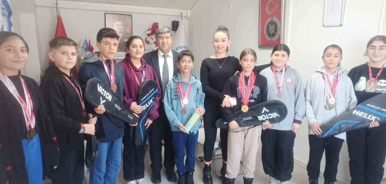 Badmintonun Yıldızları, Yılmaz'ın Desteğiyle Parladı