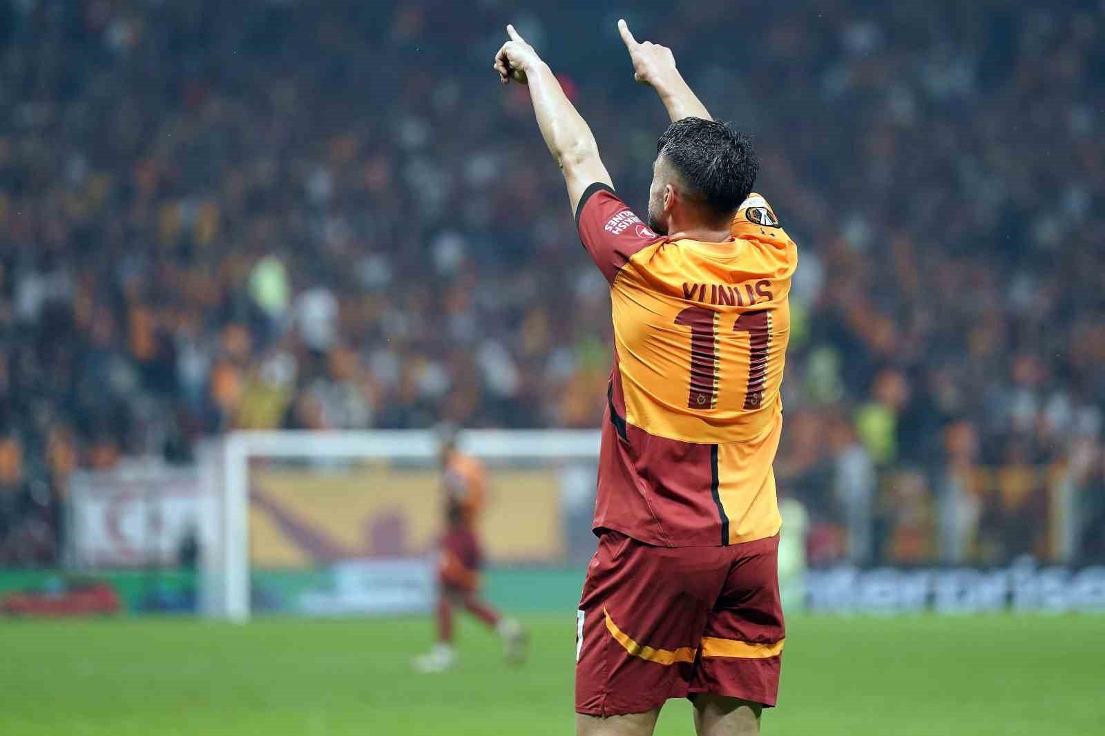 Türk futbolunun yükselen yıldızı Yunus Akgün, Avrupa sahnesinde ilk kez ağları sarstı.