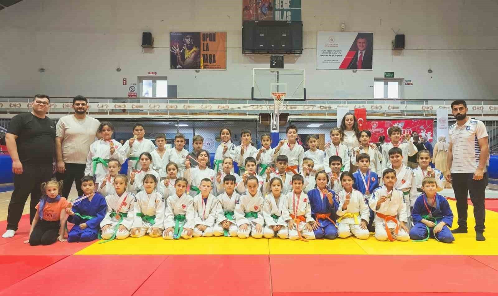 Yunusemreli minik judocular madalyaya doymuyor