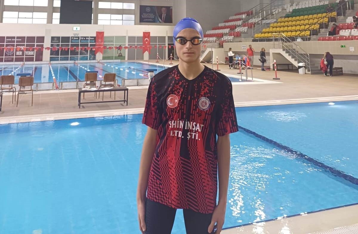 Hisarcık’ın Havuzsuz Yıldızı Yüzmede İl Şampiyonu