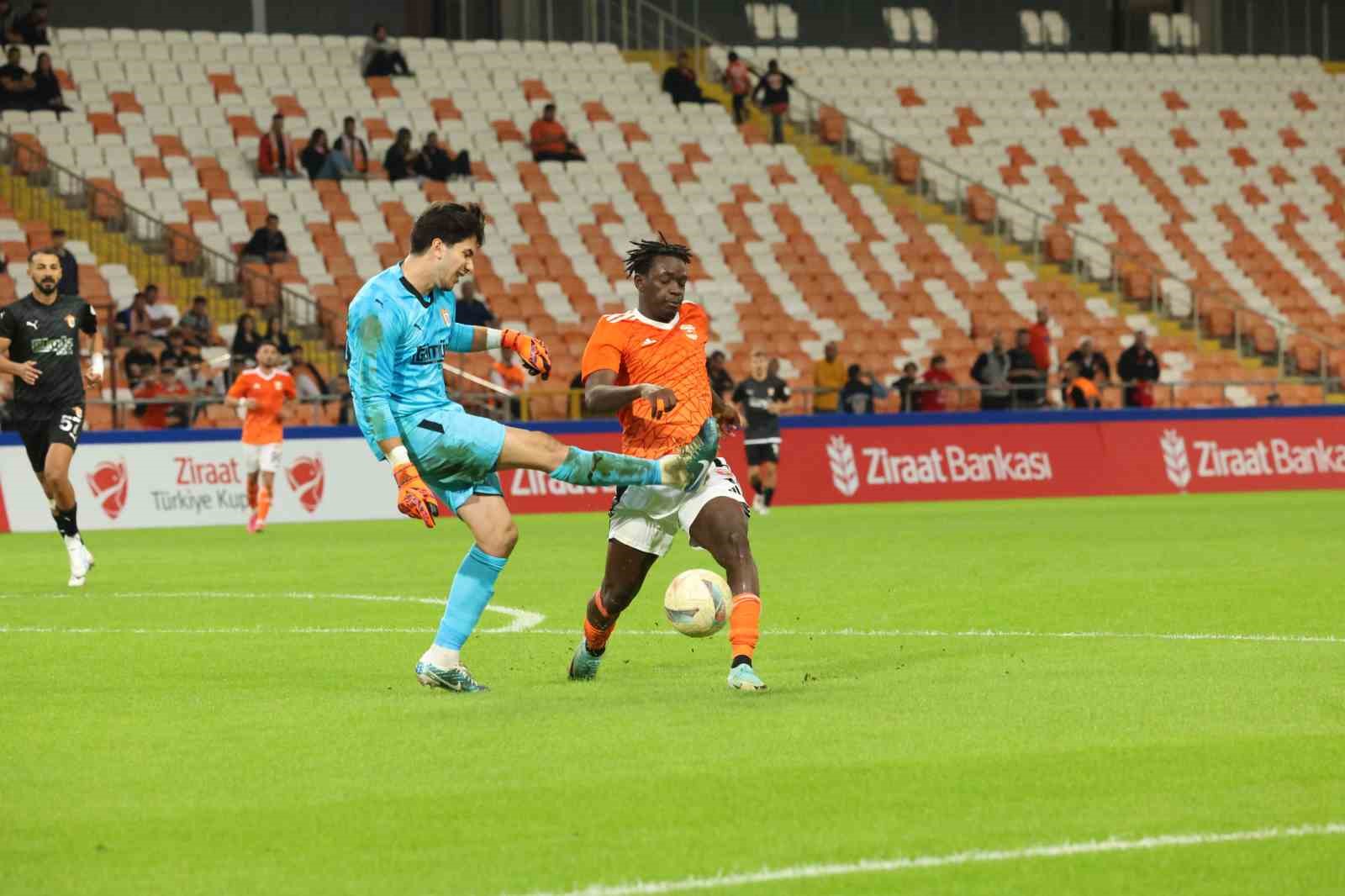 Çorluspor 1947, Ziraat Türkiye Kupası'nda Adanaspor'u deplasmanda 2-1 mağlup etti.