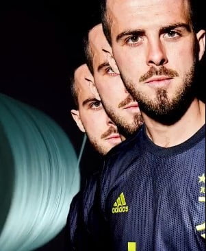 Juventus'tan 3. forma tanıtımı